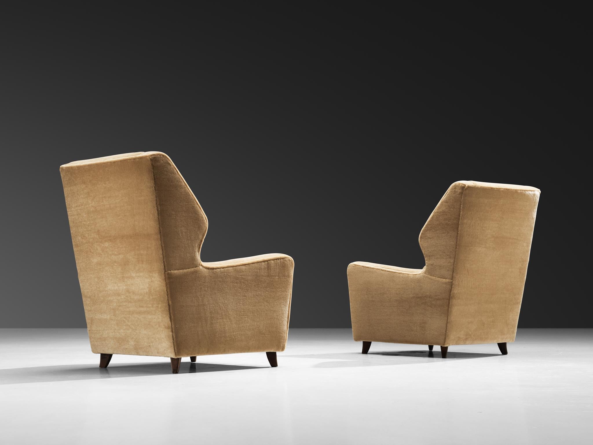Danese Coppia di sedie Wingback danesi in mohair beige cammello in vendita
