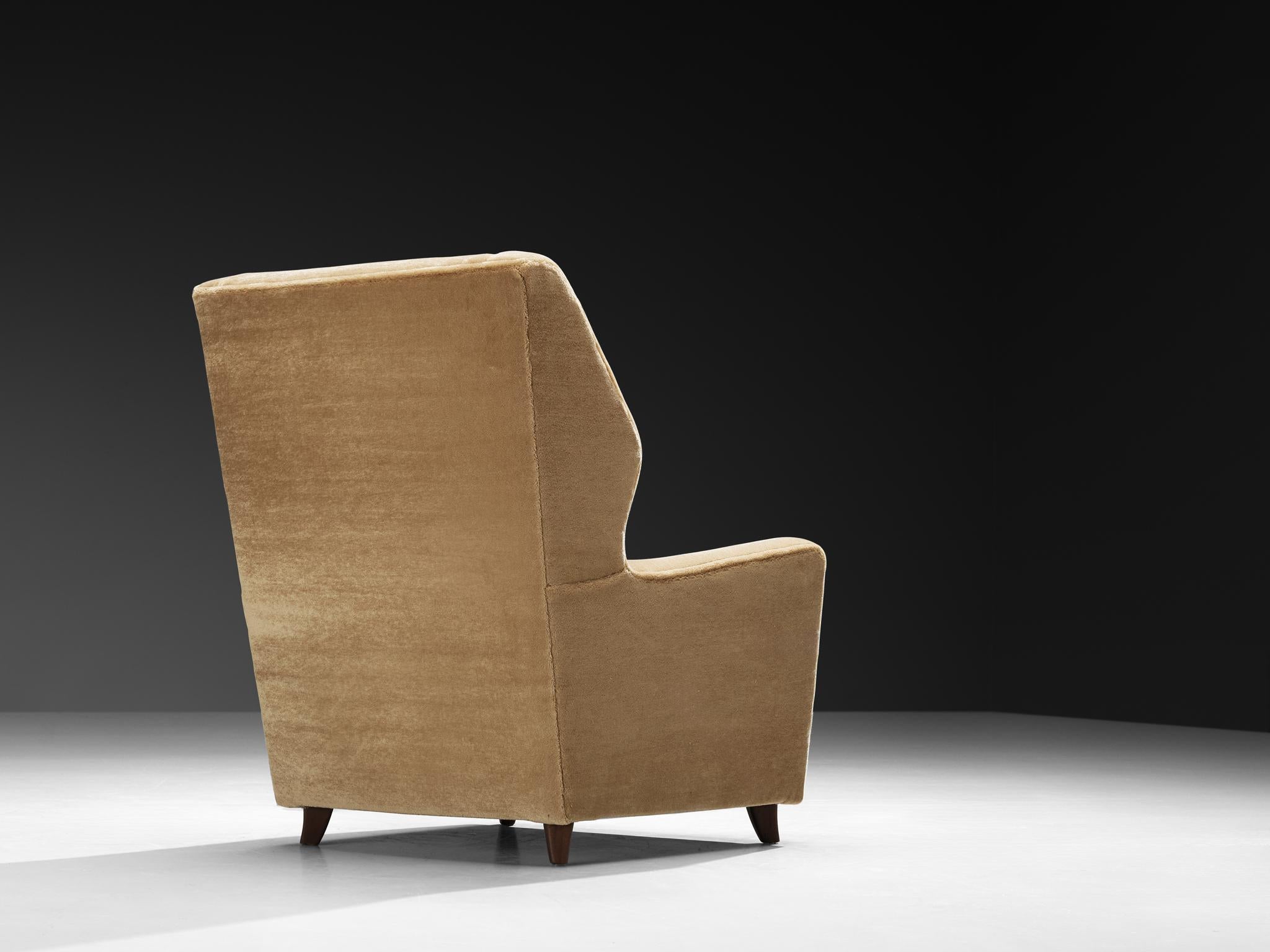 Coppia di sedie Wingback danesi in mohair beige cammello In condizioni buone in vendita a Waalwijk, NL
