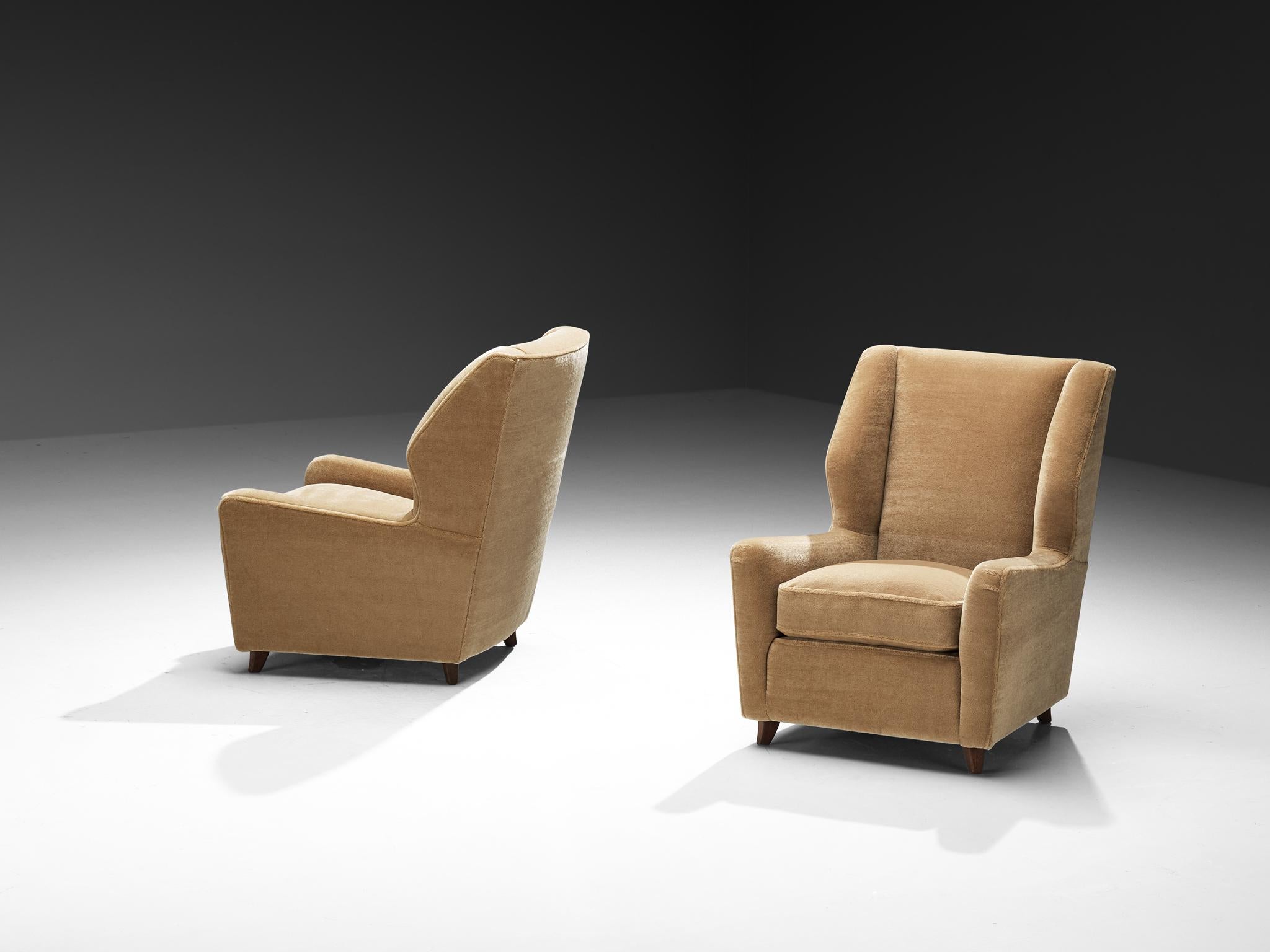 Metà XX secolo Coppia di sedie Wingback danesi in mohair beige cammello in vendita