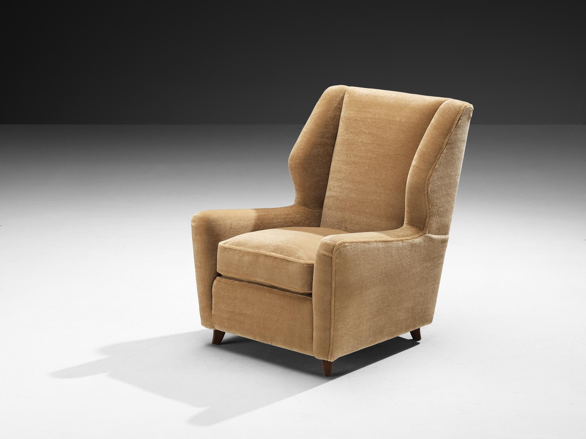 Tessuto Coppia di sedie Wingback danesi in mohair beige cammello in vendita