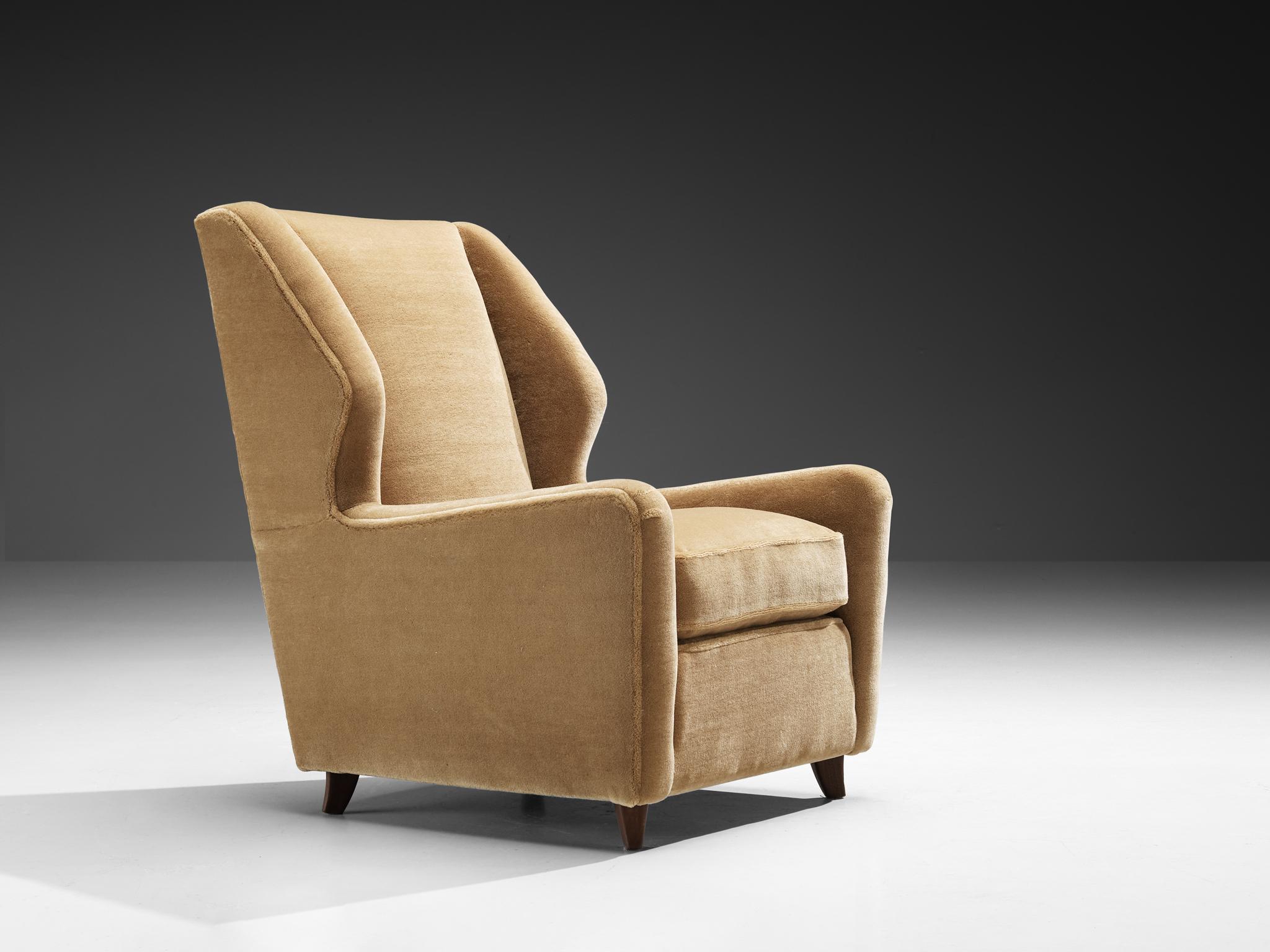 Coppia di sedie Wingback danesi in mohair beige cammello in vendita 1