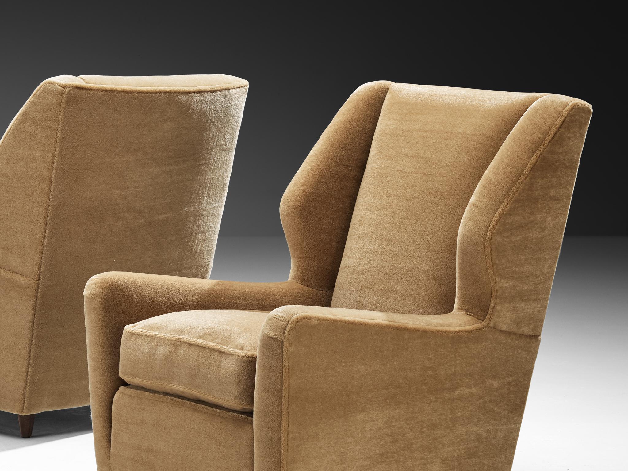 Coppia di sedie Wingback danesi in mohair beige cammello in vendita 2