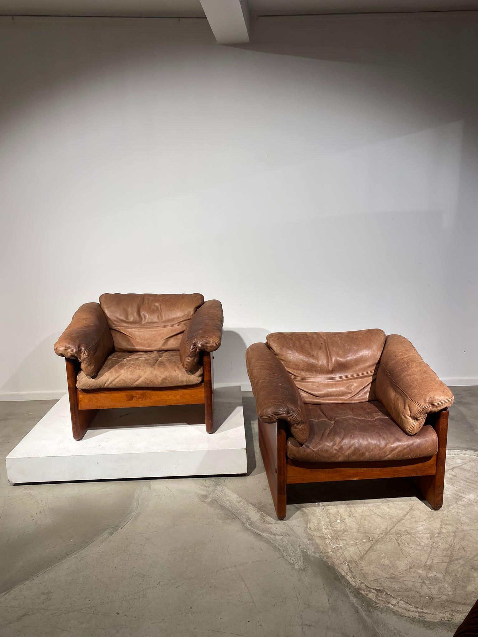 Nice and so comfortable pair of Danish easy chairs by the designer Mikael Laursen. Brown leather with beautiful patina. All the chair is framed by teak wood panels.
We also have to sell a matching sofa.