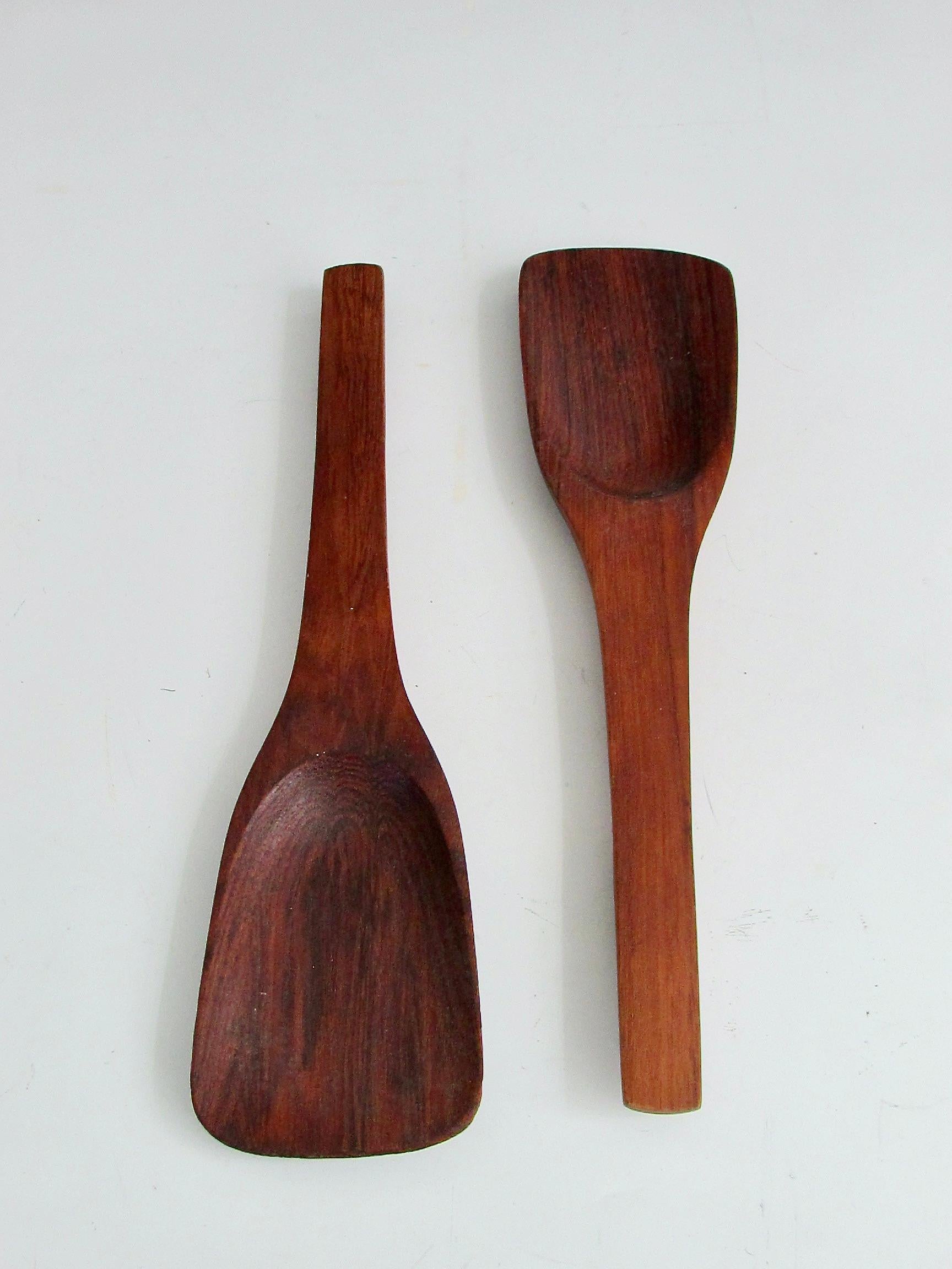 Pair of Dansk solid teak salad servers marked JHQ Denmark In Good Condition For Sale In Ferndale, MI
