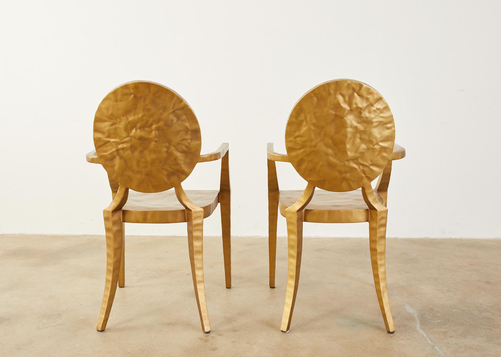 Paar vergoldete Daphne-Esszimmerstühle aus gehämmertem Eisen im Angebot 7