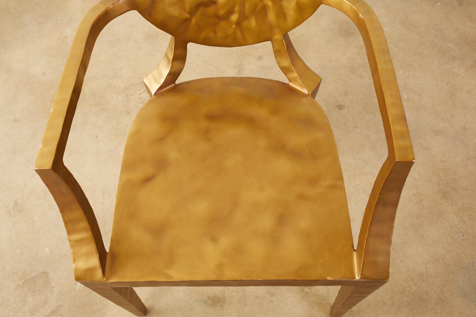 Paar vergoldete Daphne-Esszimmerstühle aus gehämmertem Eisen (Metall) im Angebot