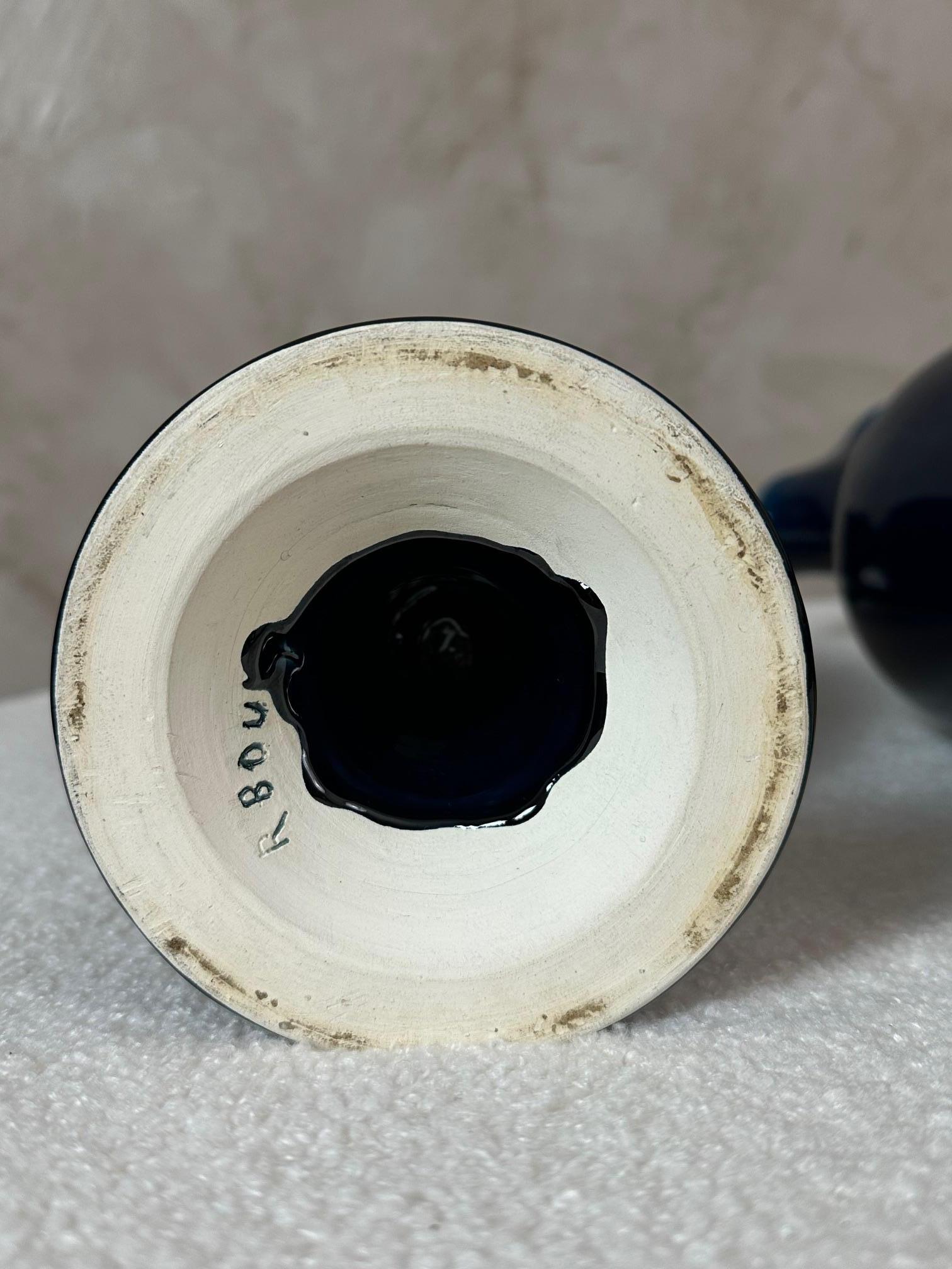 Paire d'aiguières en céramique bleu foncé signées des années 1960 en vente 3