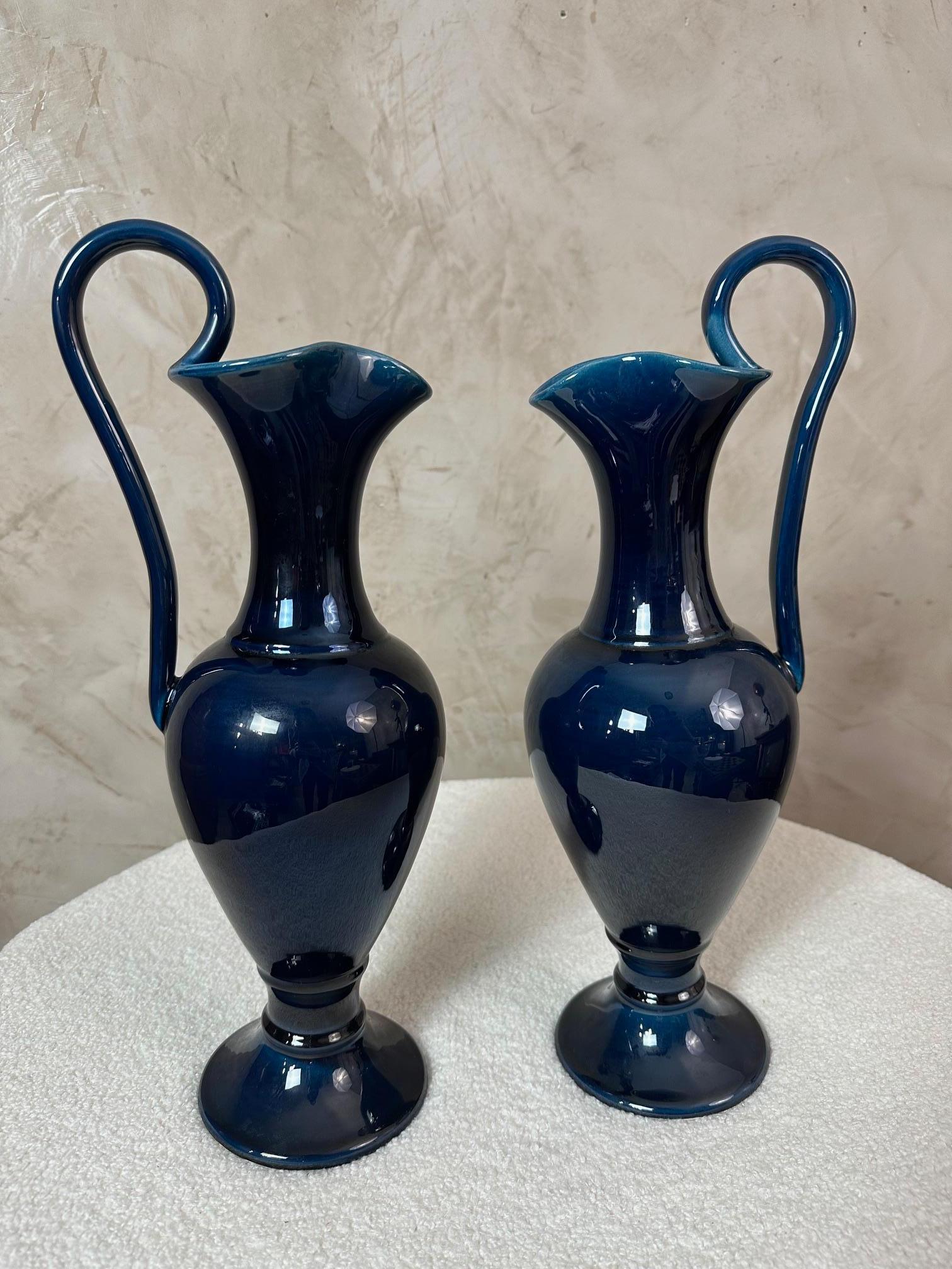 Vernissé Paire d'aiguières en céramique bleu foncé signées des années 1960 en vente