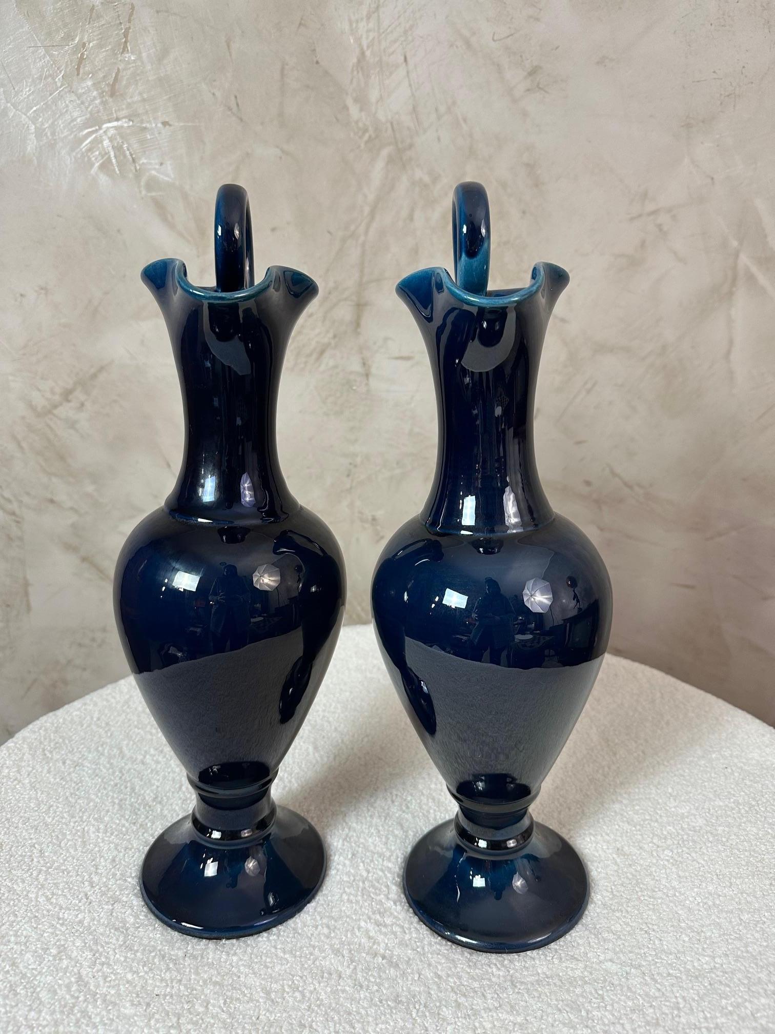 Paire d'aiguières en céramique bleu foncé signées des années 1960 Bon état - En vente à LEGNY, FR