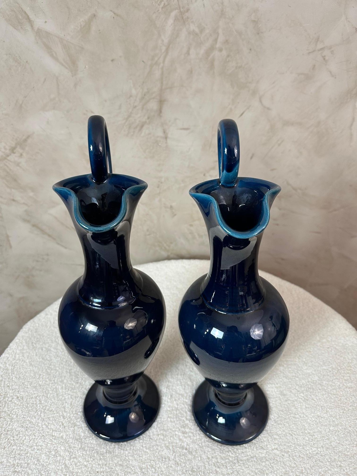 Milieu du XXe siècle Paire d'aiguières en céramique bleu foncé signées des années 1960 en vente