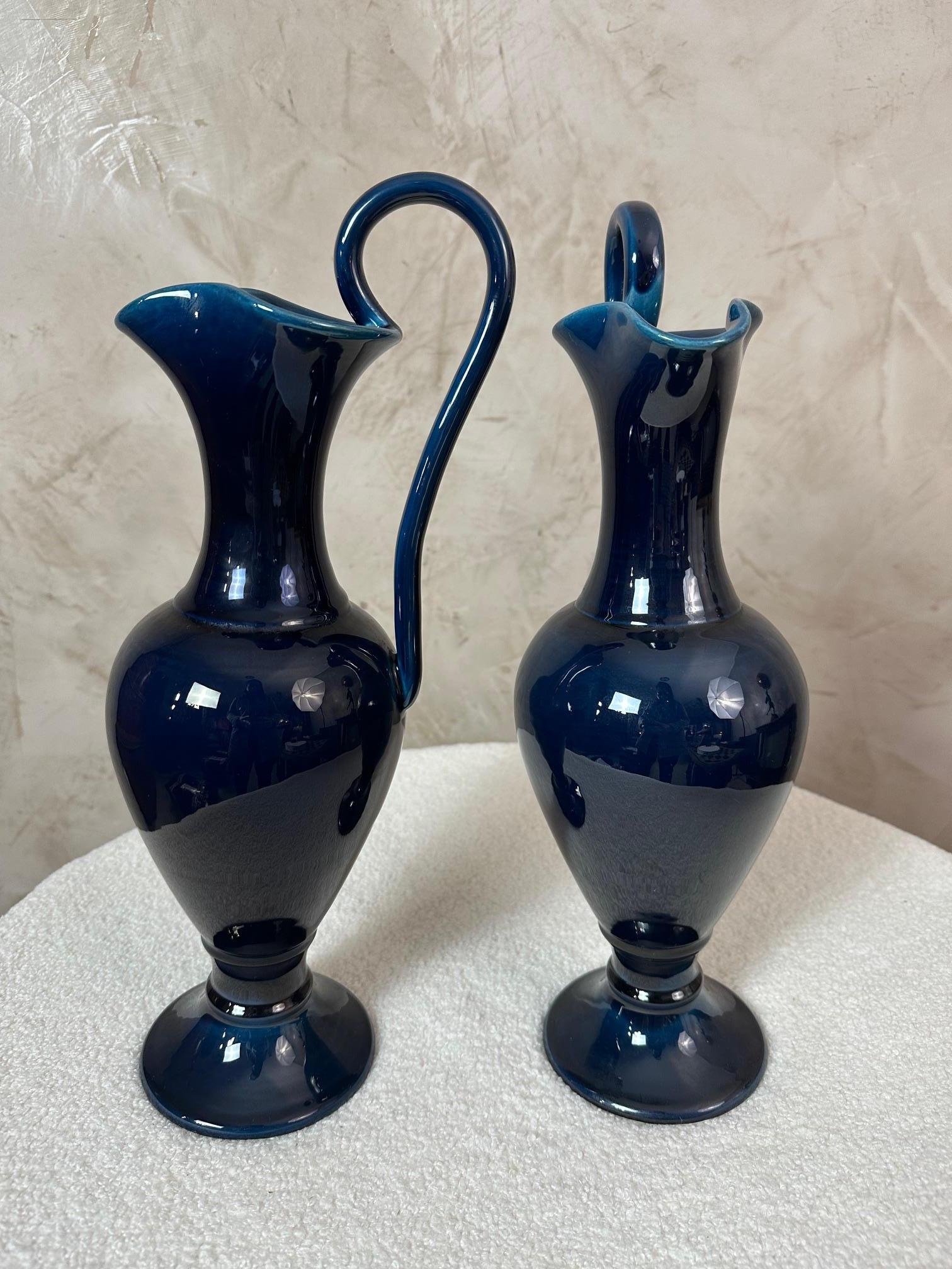 Céramique Paire d'aiguières en céramique bleu foncé signées des années 1960 en vente