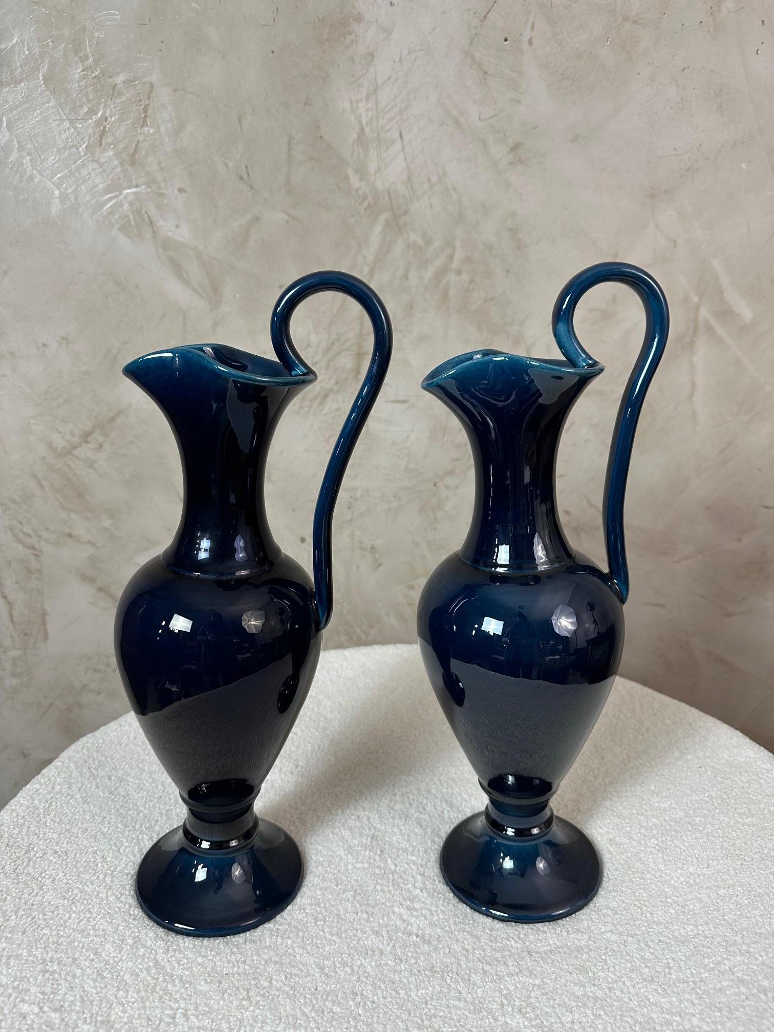 Paire d'aiguières en céramique bleu foncé signées des années 1960 en vente 1