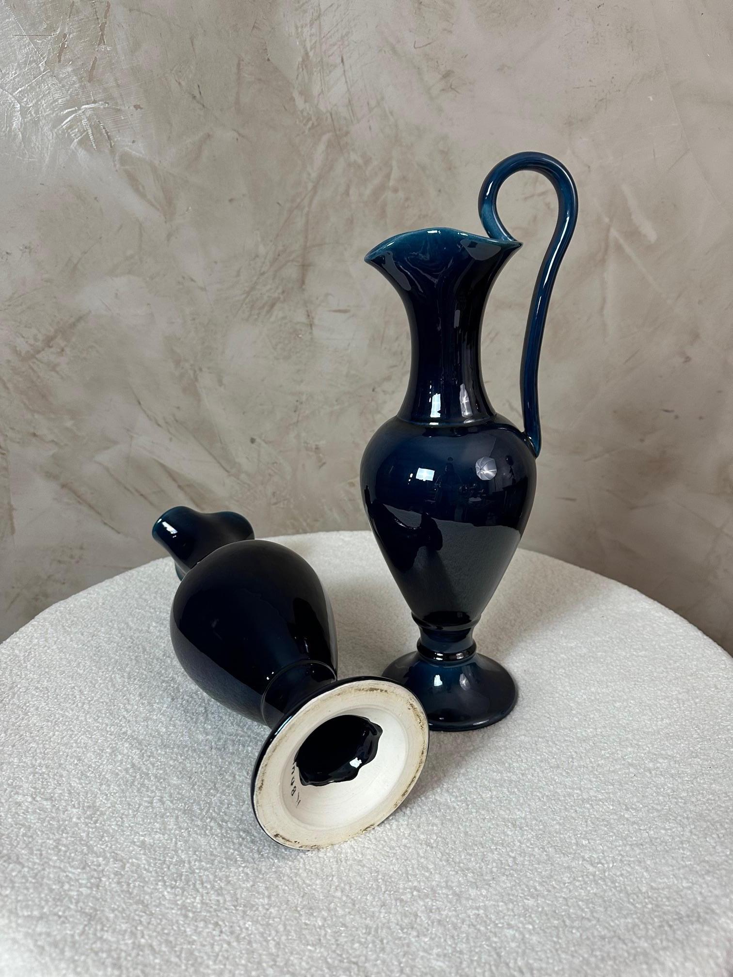 Paire d'aiguières en céramique bleu foncé signées des années 1960 en vente 2