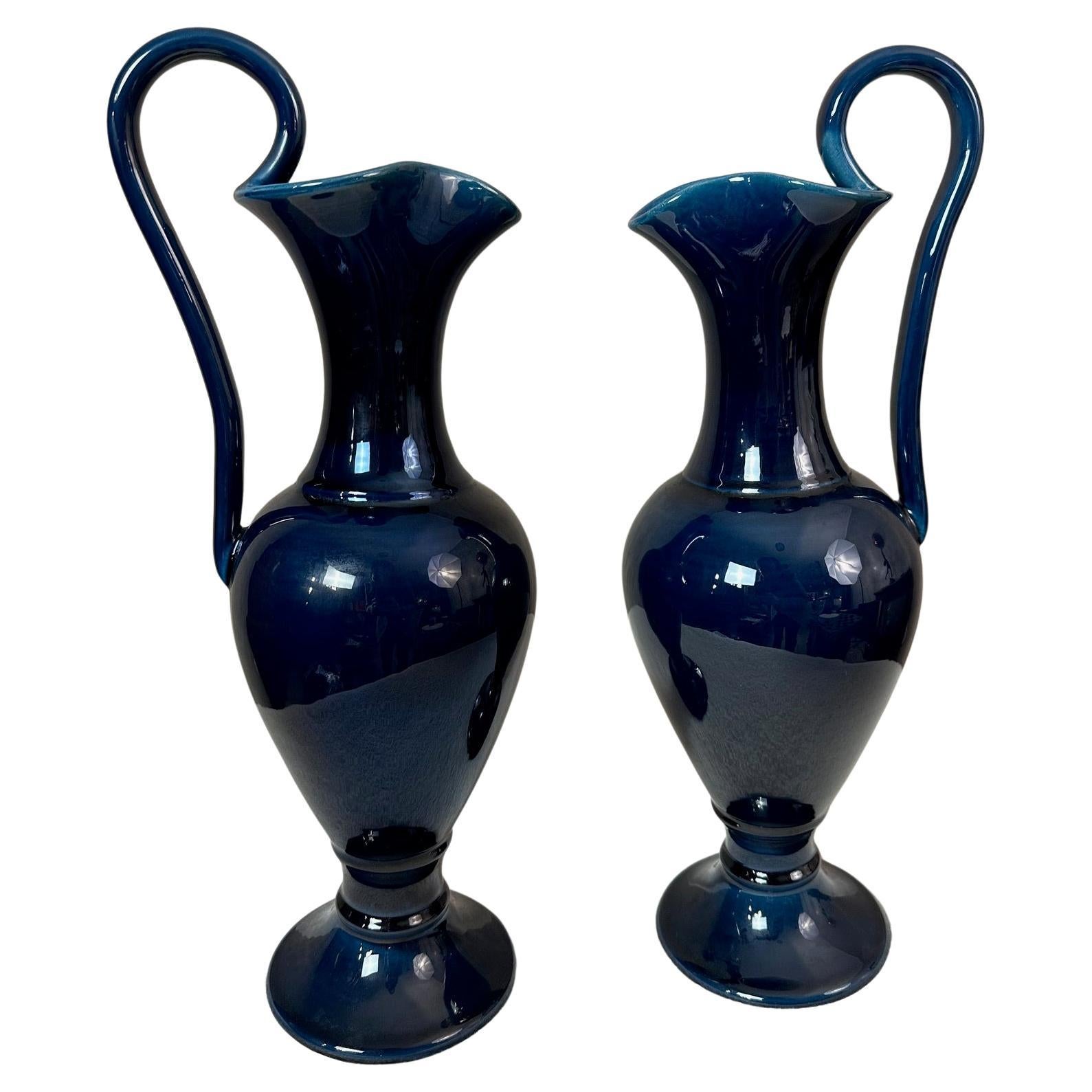 Paire d'aiguières en céramique bleu foncé signées des années 1960