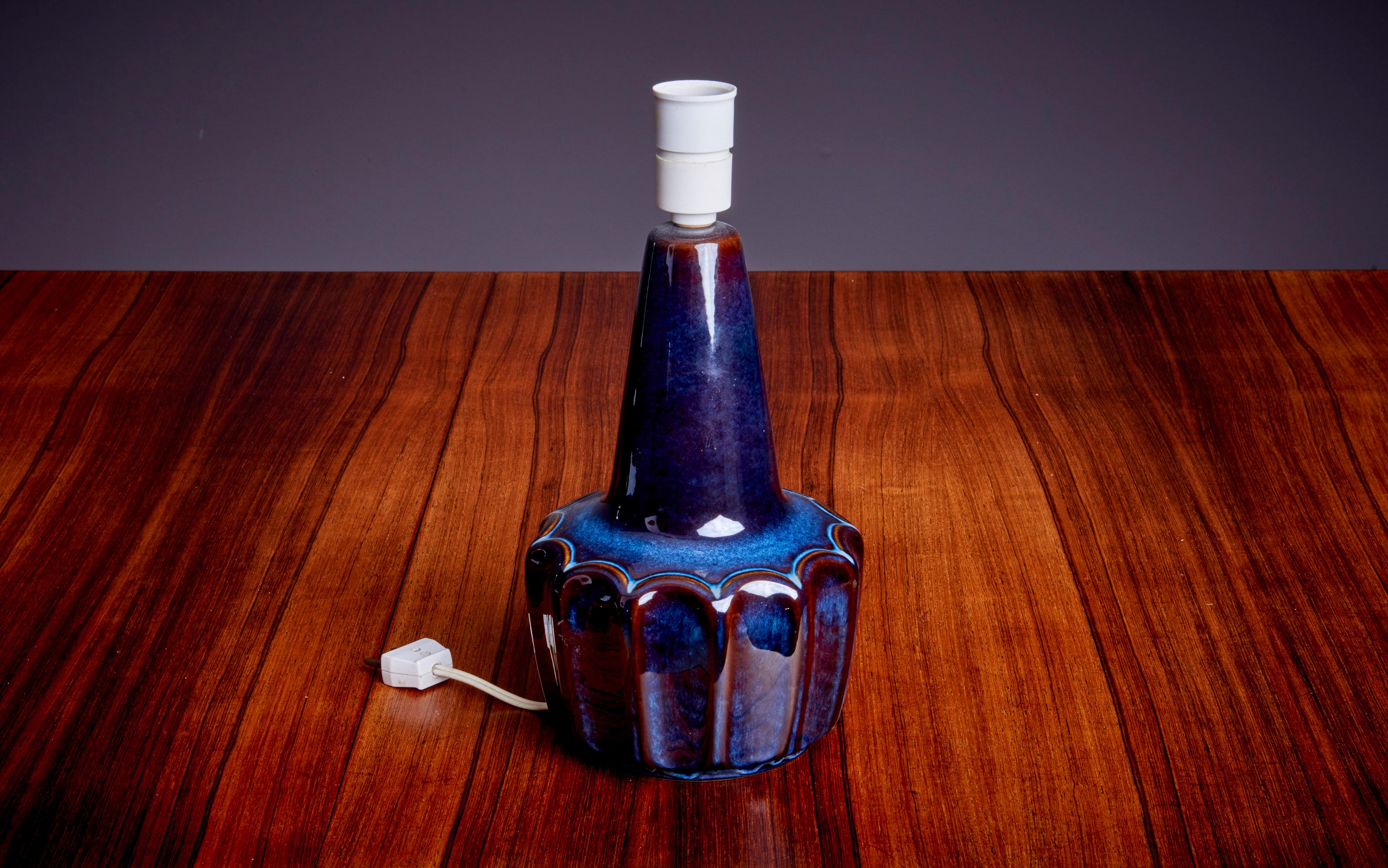 Paire de lampes de bureau en céramique bleu foncé par Soholm, Danemark, années 1960 Excellent état - En vente à Berlin, DE