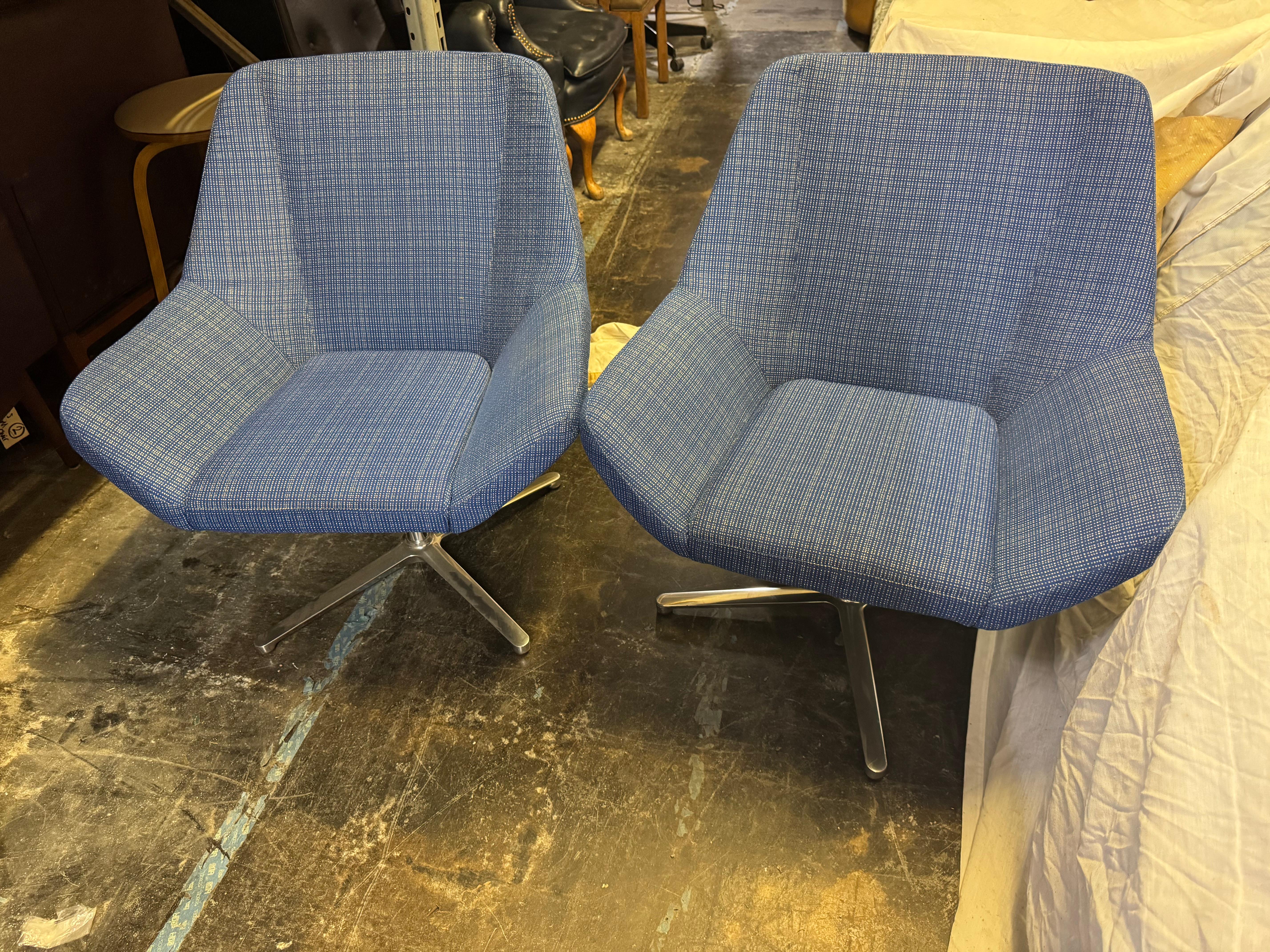 Paar dunkelblaue Keilhauer Lounge-Drehstühle (Moderne) im Angebot