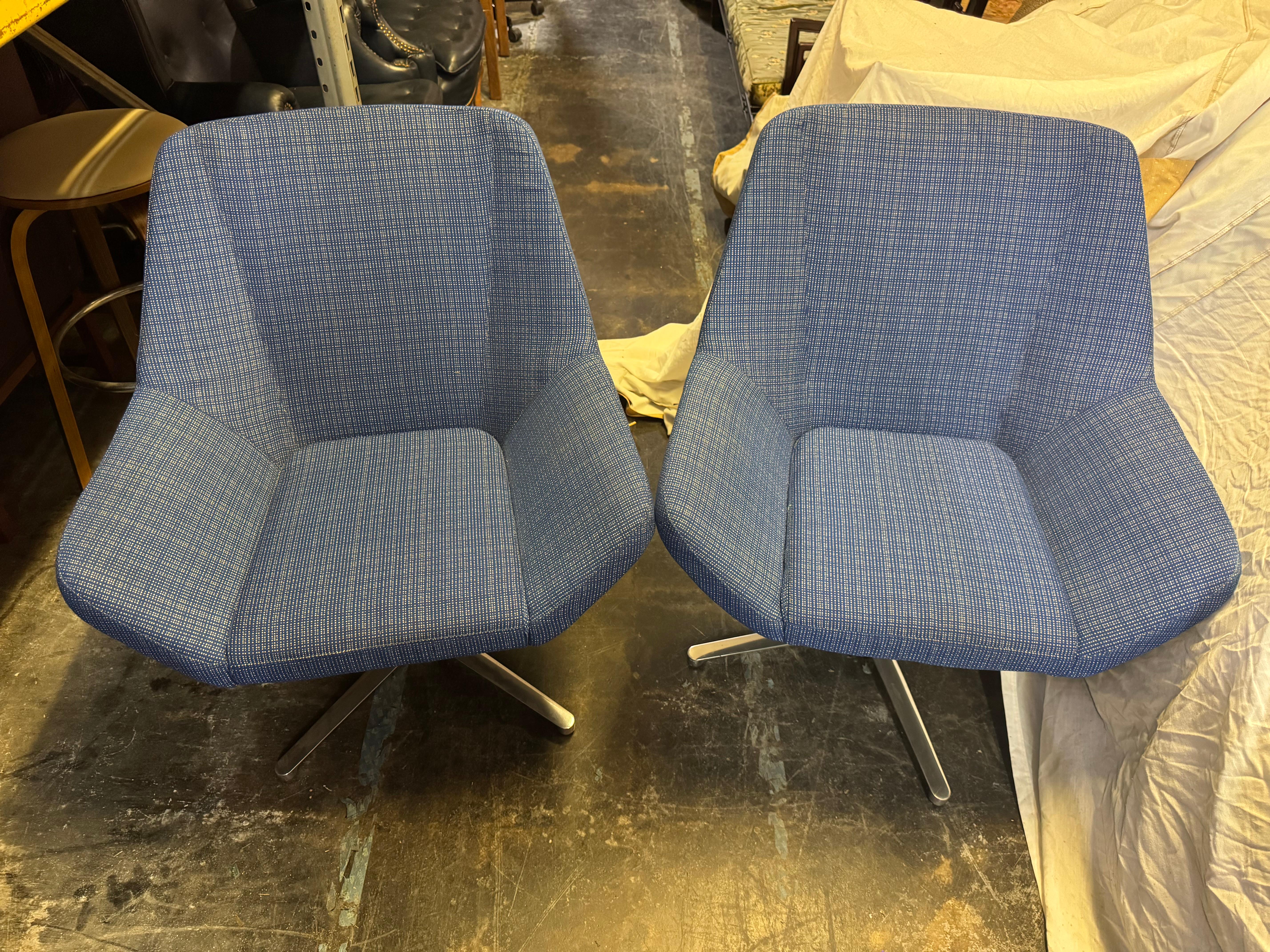 Paar dunkelblaue Keilhauer Lounge-Drehstühle (Kanadisch) im Angebot