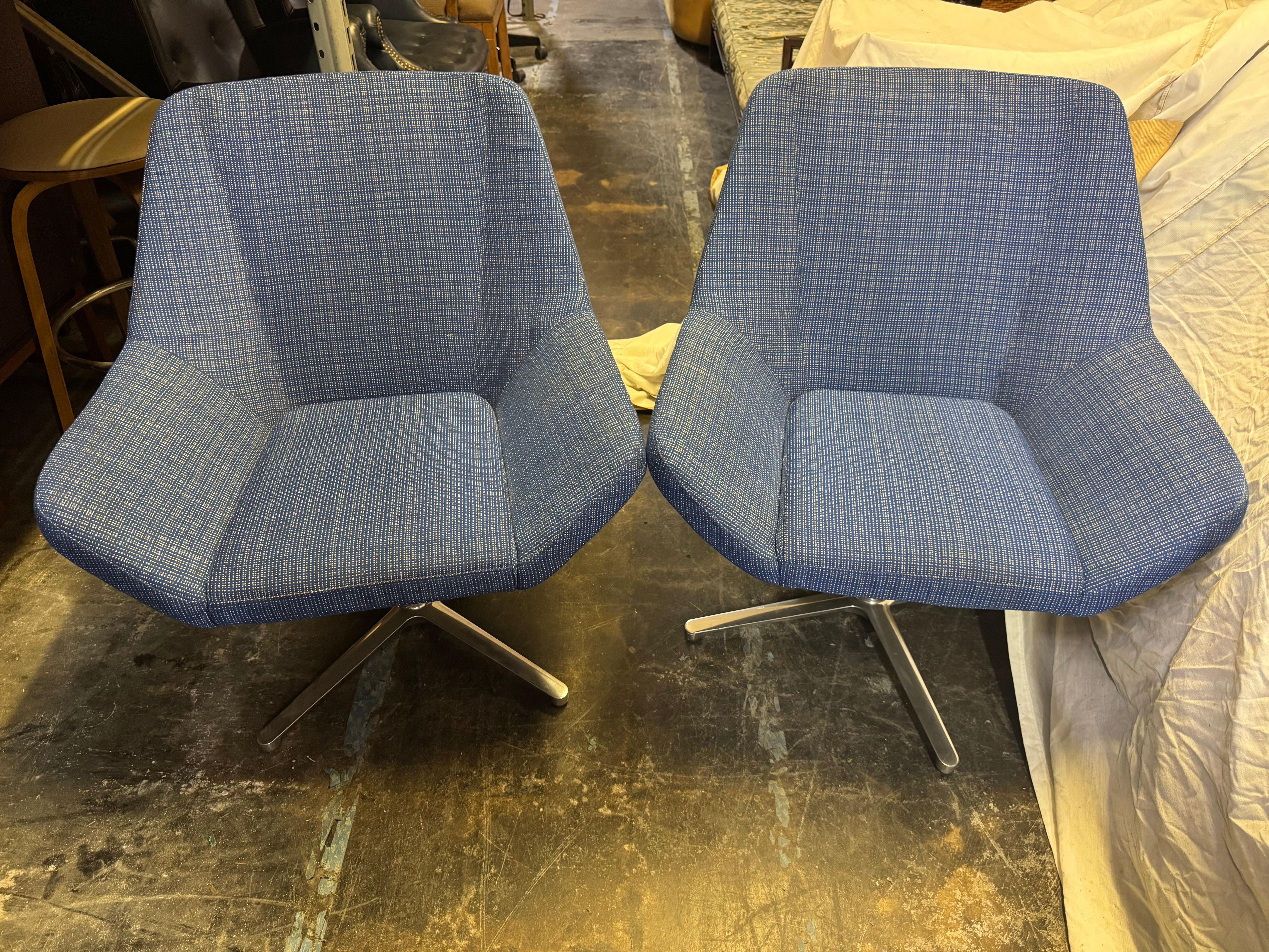 Paar dunkelblaue Keilhauer Lounge-Drehstühle im Zustand „Gut“ im Angebot in Pasadena, TX
