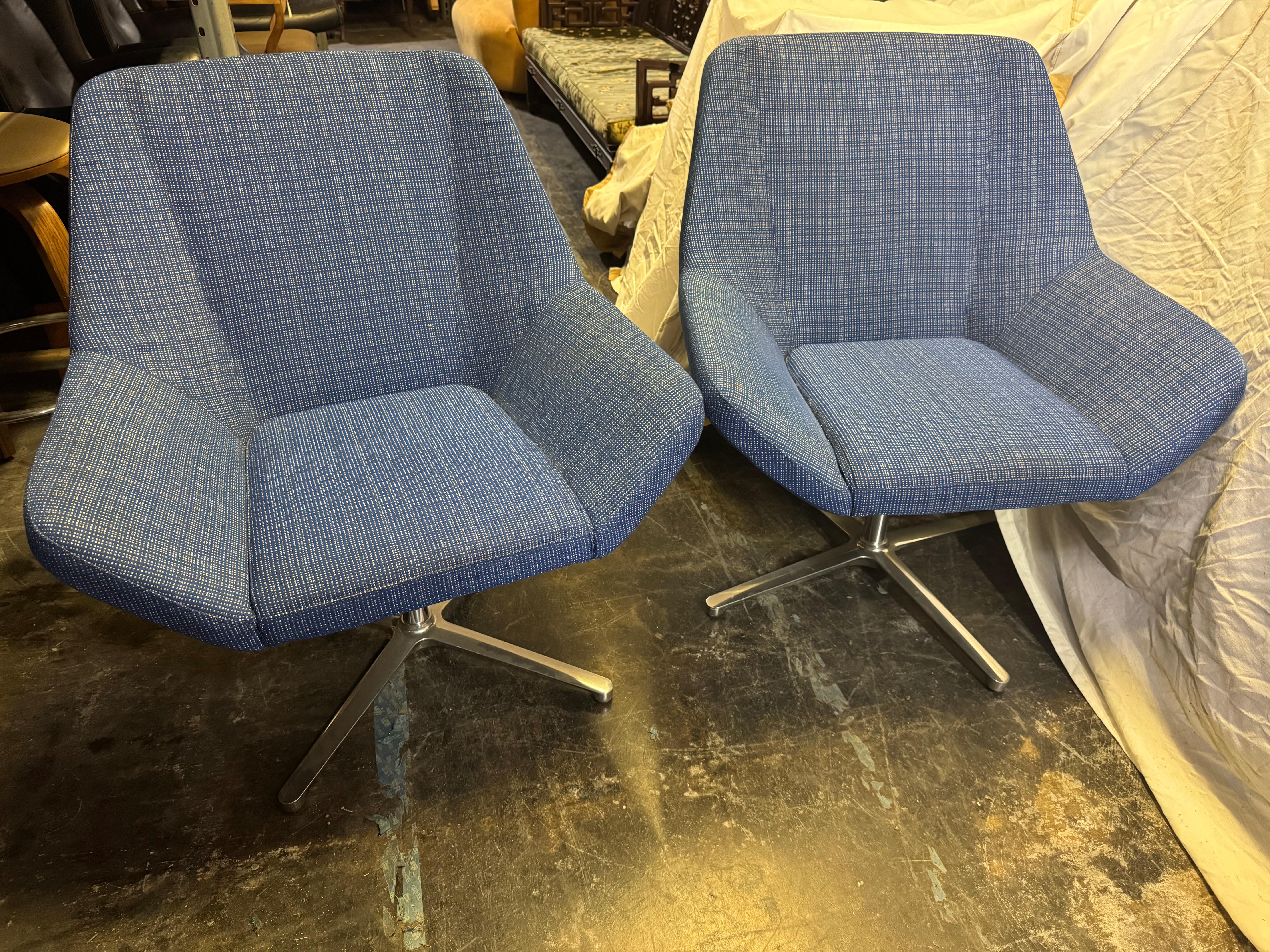 Paar dunkelblaue Keilhauer Lounge-Drehstühle (21. Jahrhundert und zeitgenössisch) im Angebot