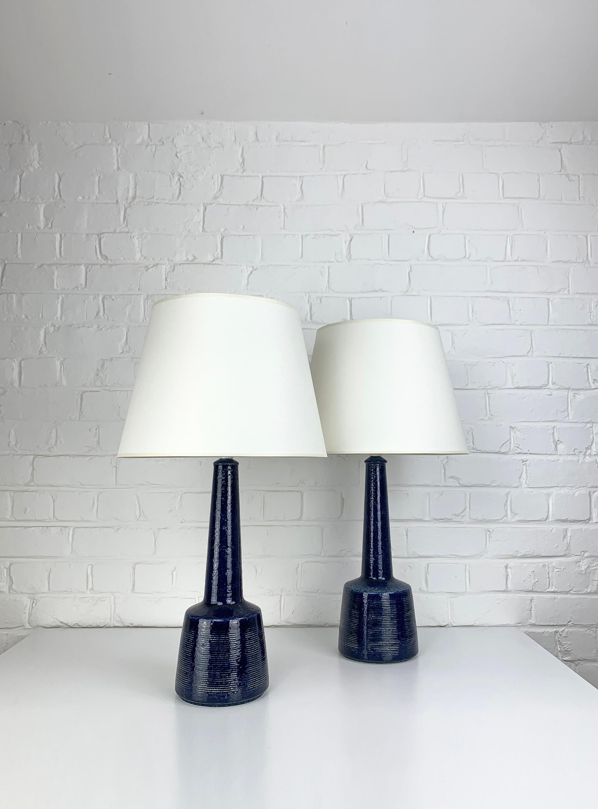 Diese Lampen wurden von Esben Klint, dem Sohn von Kaare Klint (dem berühmten dänischen Möbeldesigner), entworfen. Esben hat mit diesem Modell ein zeitloses Design geschaffen, das trotz seines Alters von über 50 Jahren eine moderne und grafische