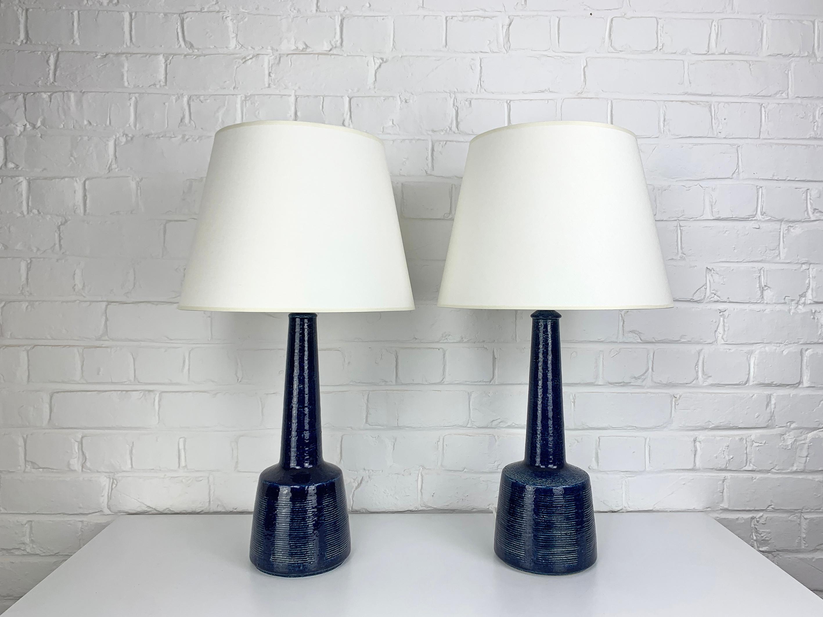 Paar dunkelblaue, hohe Keramik-Tischlampen von Palshus, Esben Klint für Le Klint (Skandinavische Moderne) im Angebot