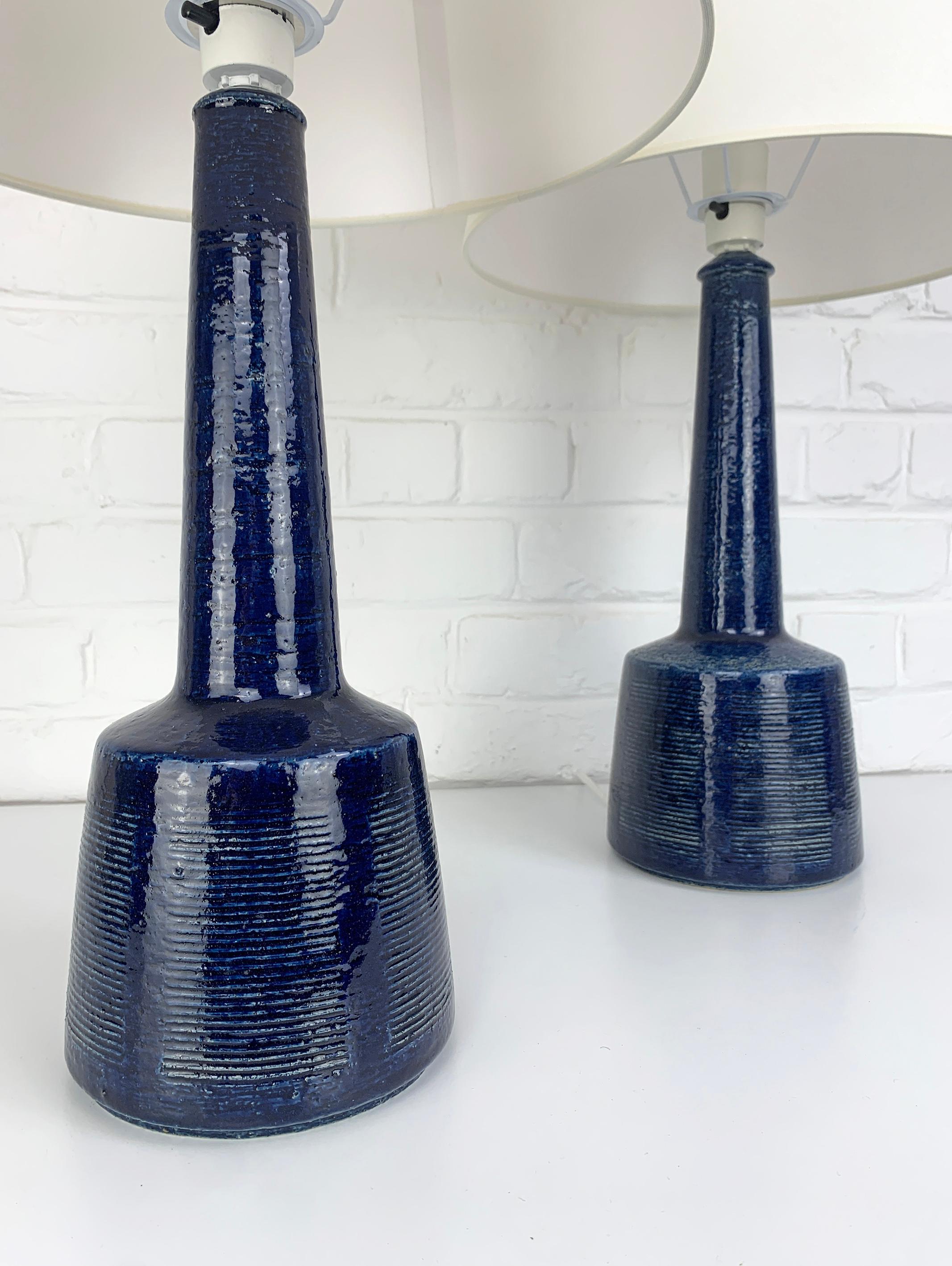 Paar dunkelblaue, hohe Keramik-Tischlampen von Palshus, Esben Klint für Le Klint (Dänisch) im Angebot