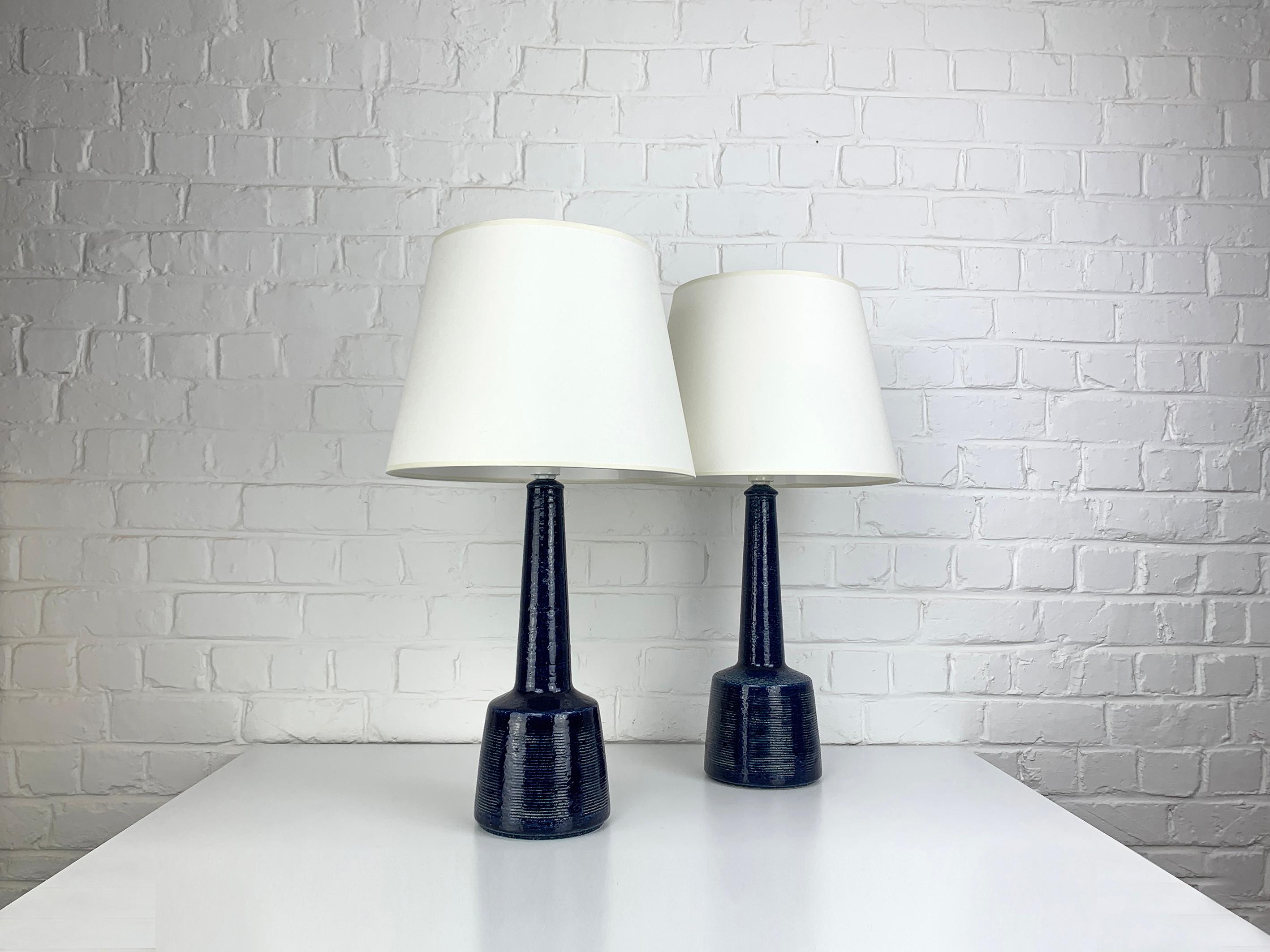Paar dunkelblaue, hohe Keramik-Tischlampen von Palshus, Esben Klint für Le Klint im Zustand „Gut“ im Angebot in Vorst, BE