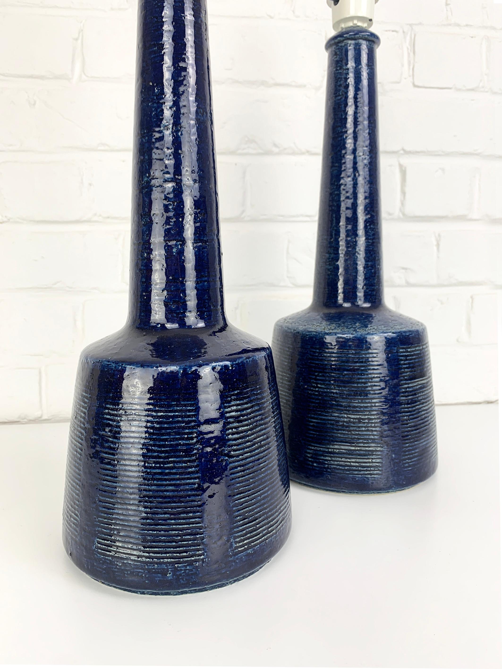 Paar dunkelblaue, hohe Keramik-Tischlampen von Palshus, Esben Klint für Le Klint im Angebot 1