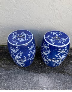Ein Paar dunkelblaue & weiße Gartenstühle im Blumendesign mit Blumenmuster