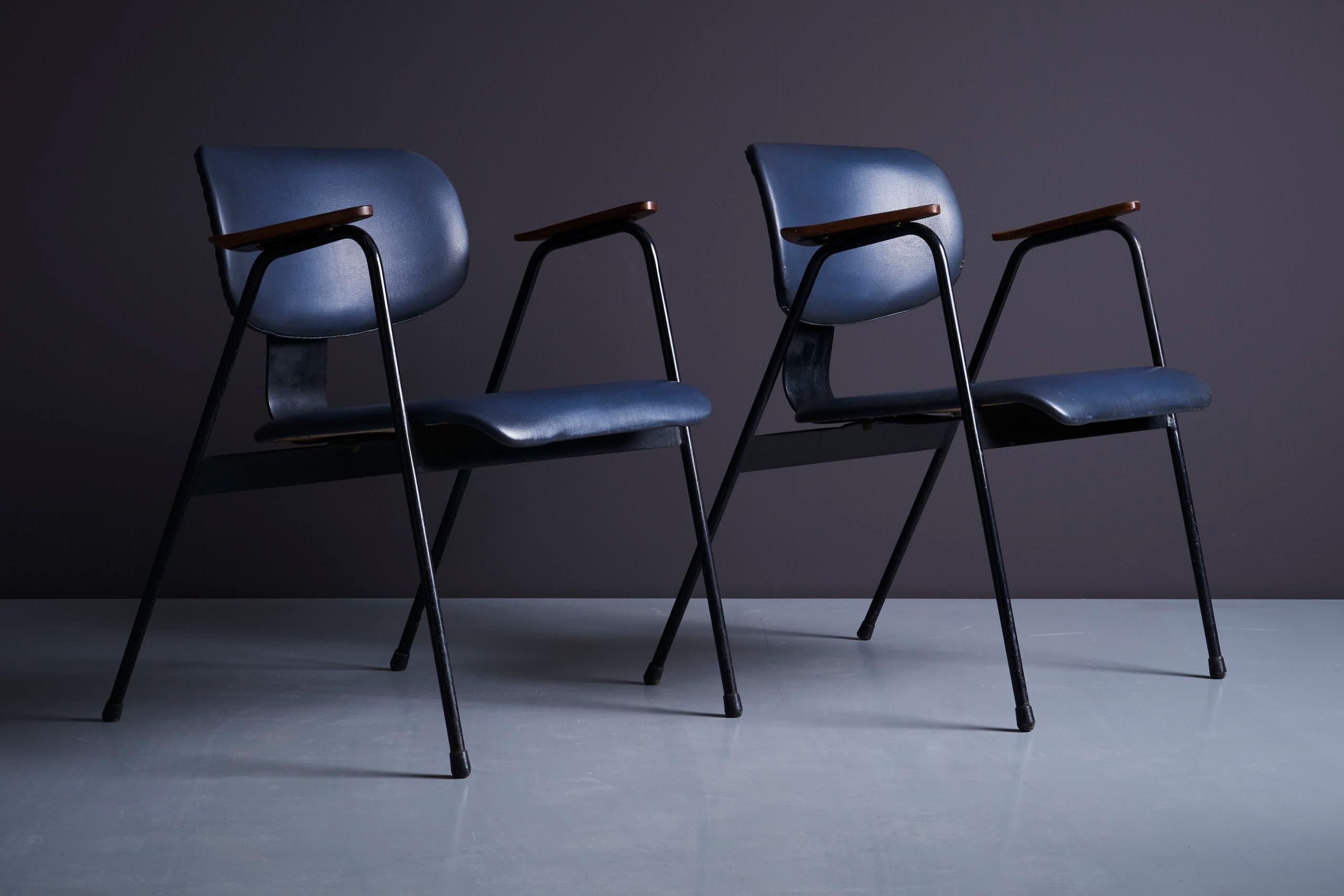 Paire de chaises longues Willy Van Der Meeren en skaï bleu foncé, Belgique - années 1950  en vente 4