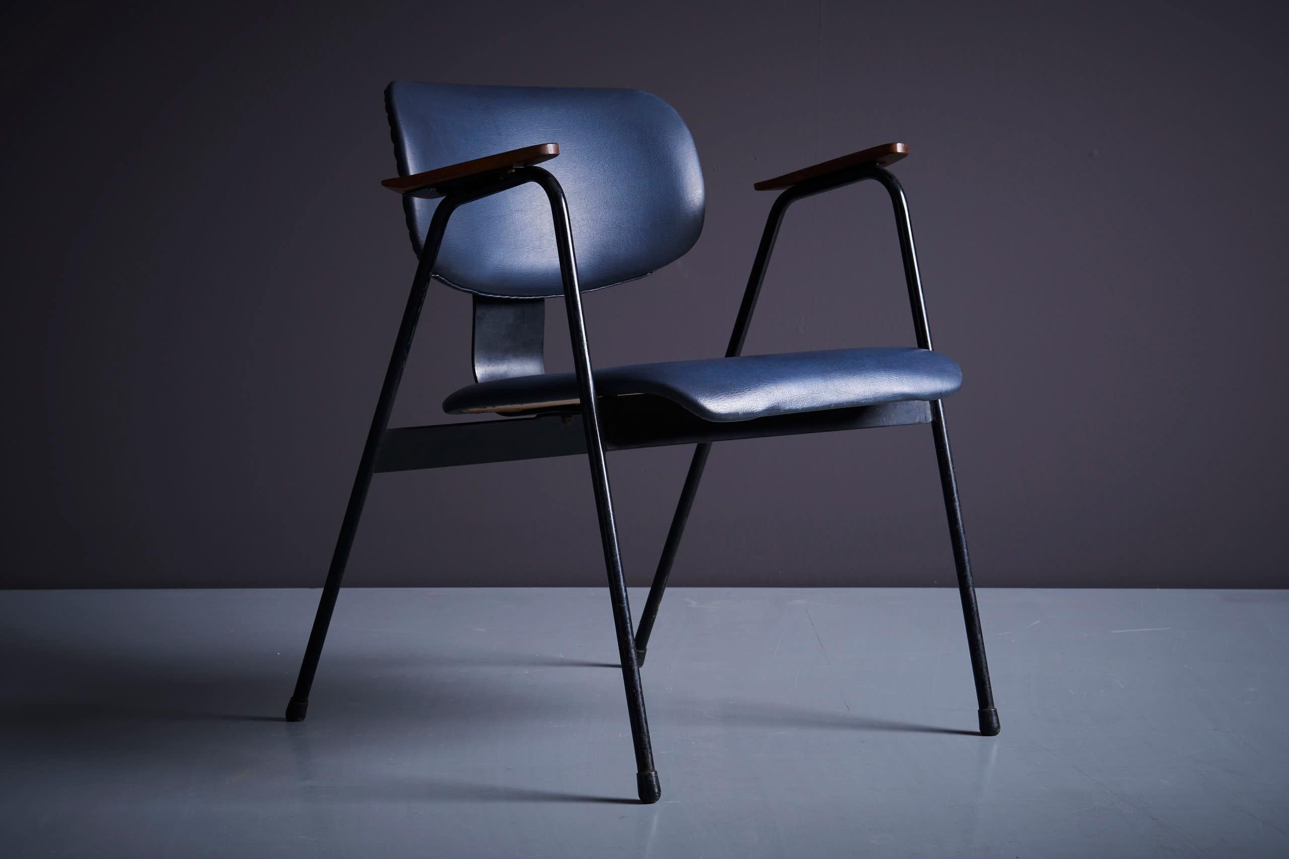 Ein Paar Willy van der Meeren Stühle aus Metall und dunkelblauem Skai, Belgien - 1950er Jahre. 