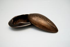 Ein Paar Aschenbecher aus dunkler Bronze von FAKASAKA Design