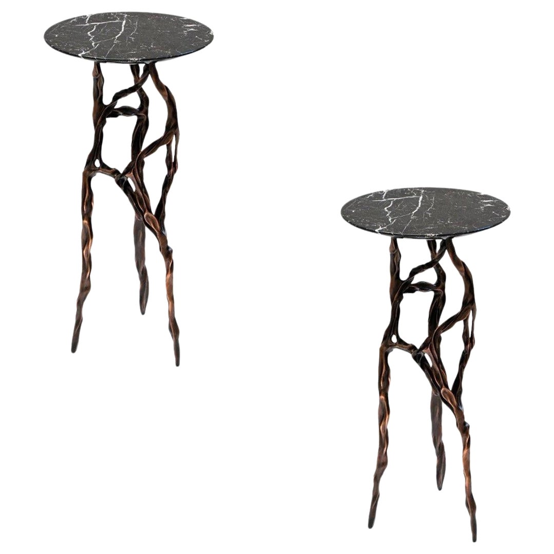 Coppia di tavolini in bronzo scuro con piano in marmo marquina di Fakasaka Design