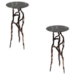 Coppia di tavolini in bronzo scuro con piano in marmo marquina di Fakasaka Design