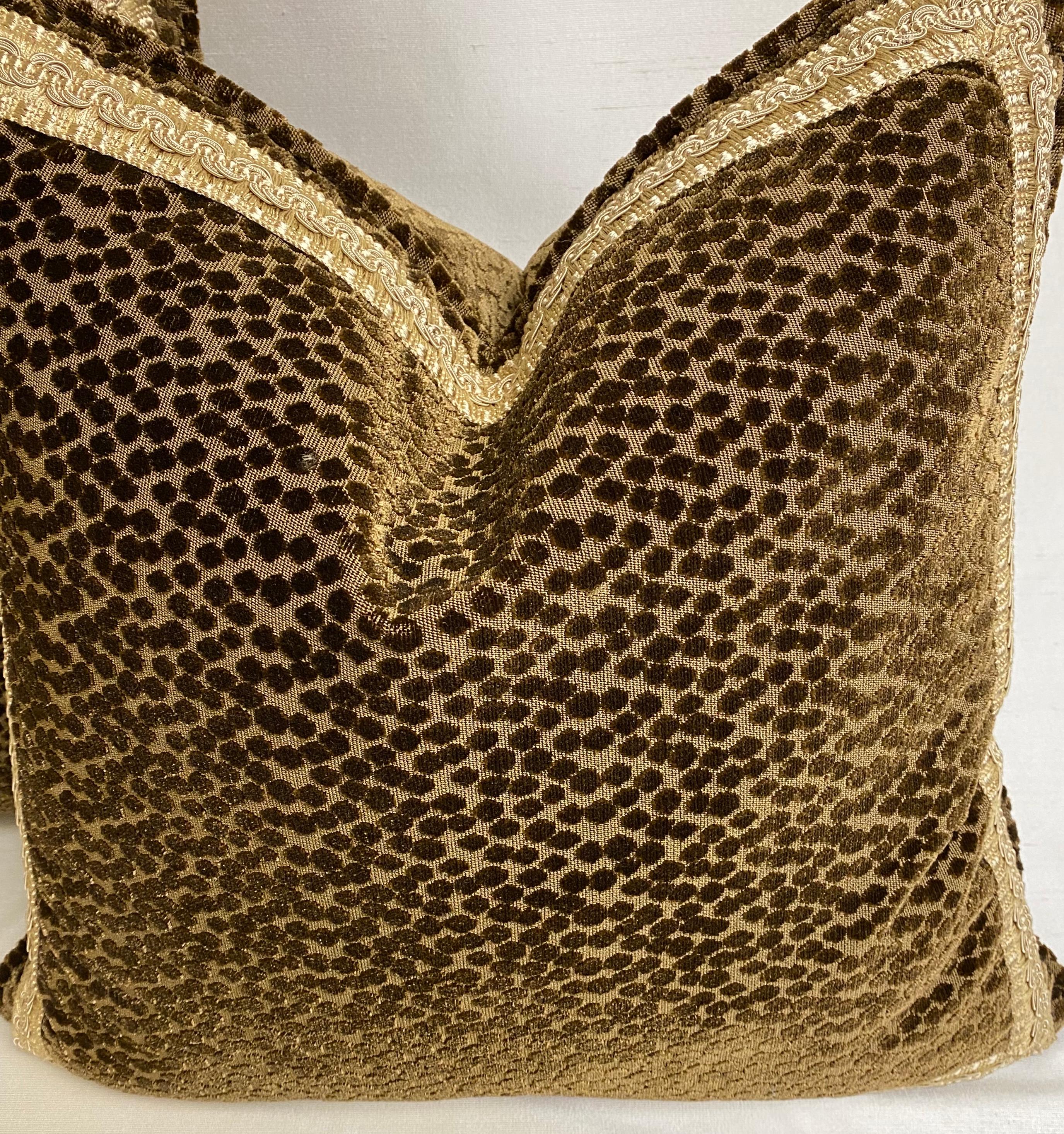Paire de coussins décoratifs en velours coupé brun foncé, remplis de duvet, avec garniture en tresse dorée.
Tissu des deux côtés.
22 pouces carrés.