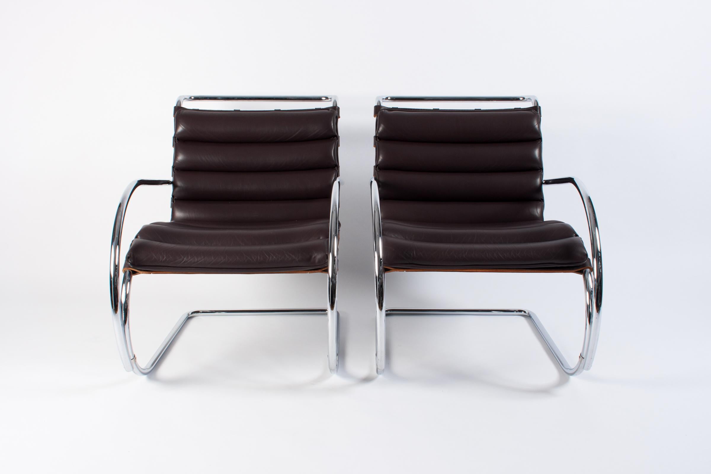 Pair of Dark Brown Leather MR Lounge Armchairs by Mies Van Der Rohe for Knoll In Excellent Condition In Dronten, NL