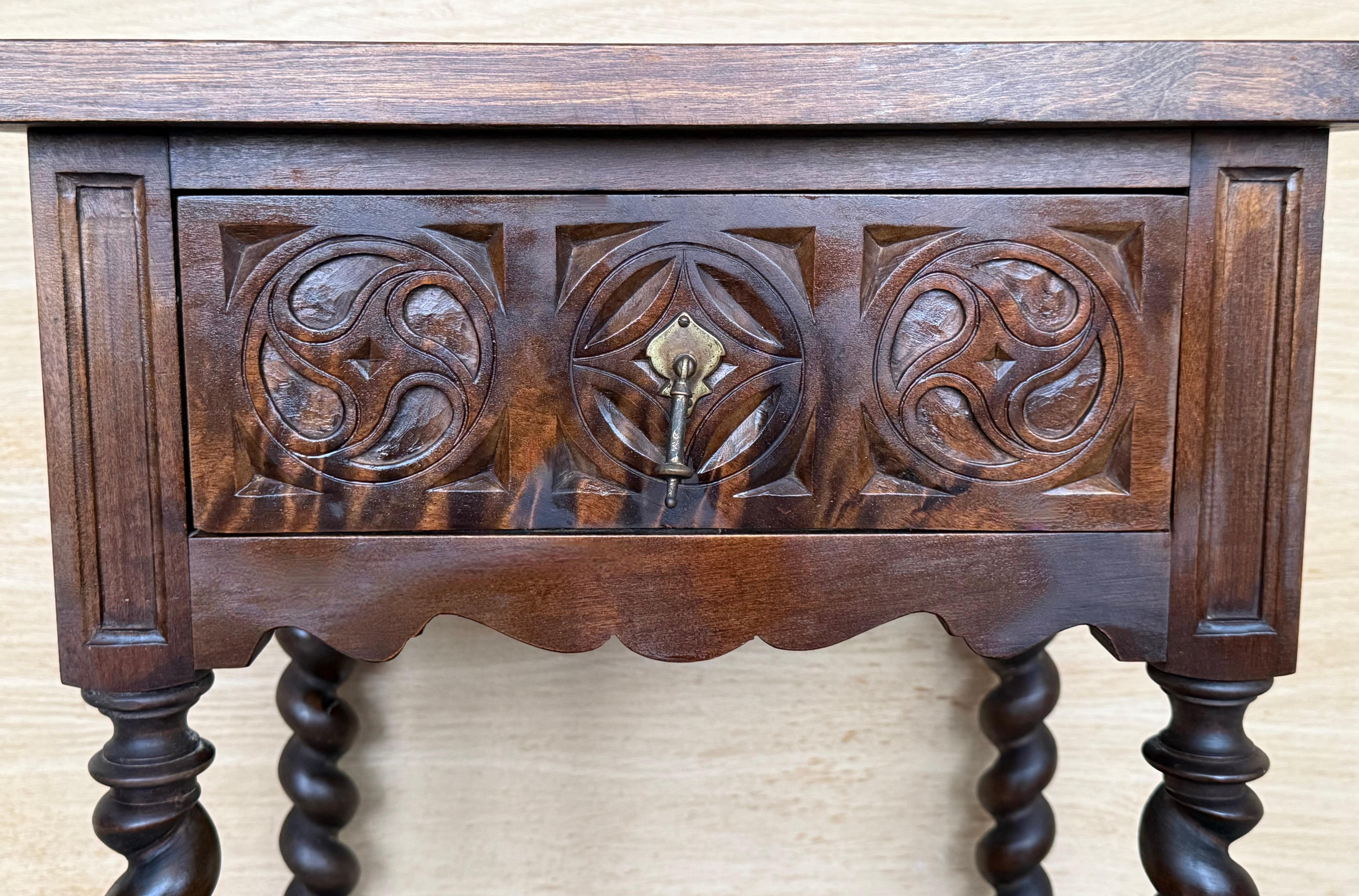 Paire de tables de nuit espagnoles sculptées avec tiroir en vente 2