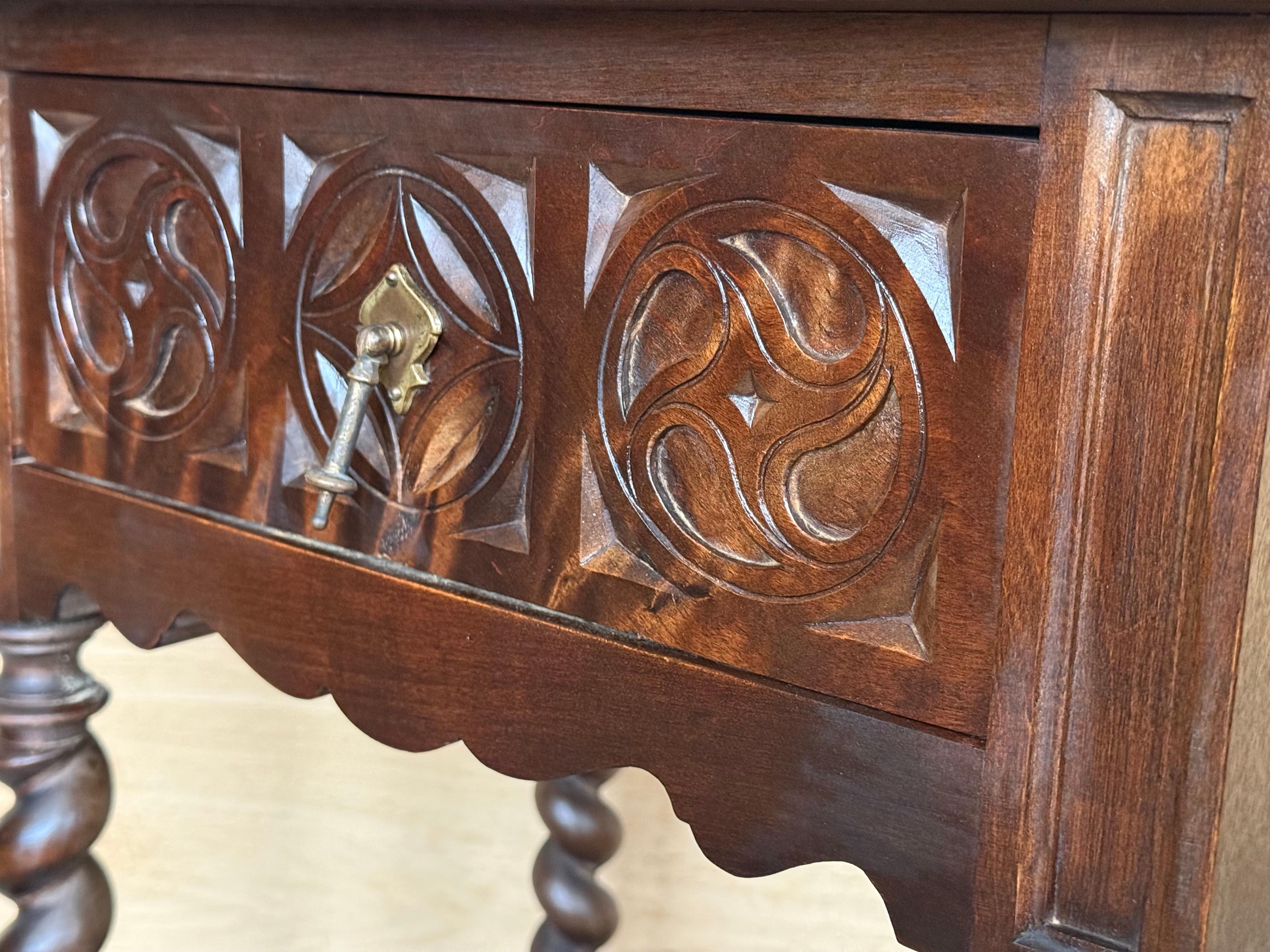 Paire de tables de nuit espagnoles sculptées avec tiroir en vente 3