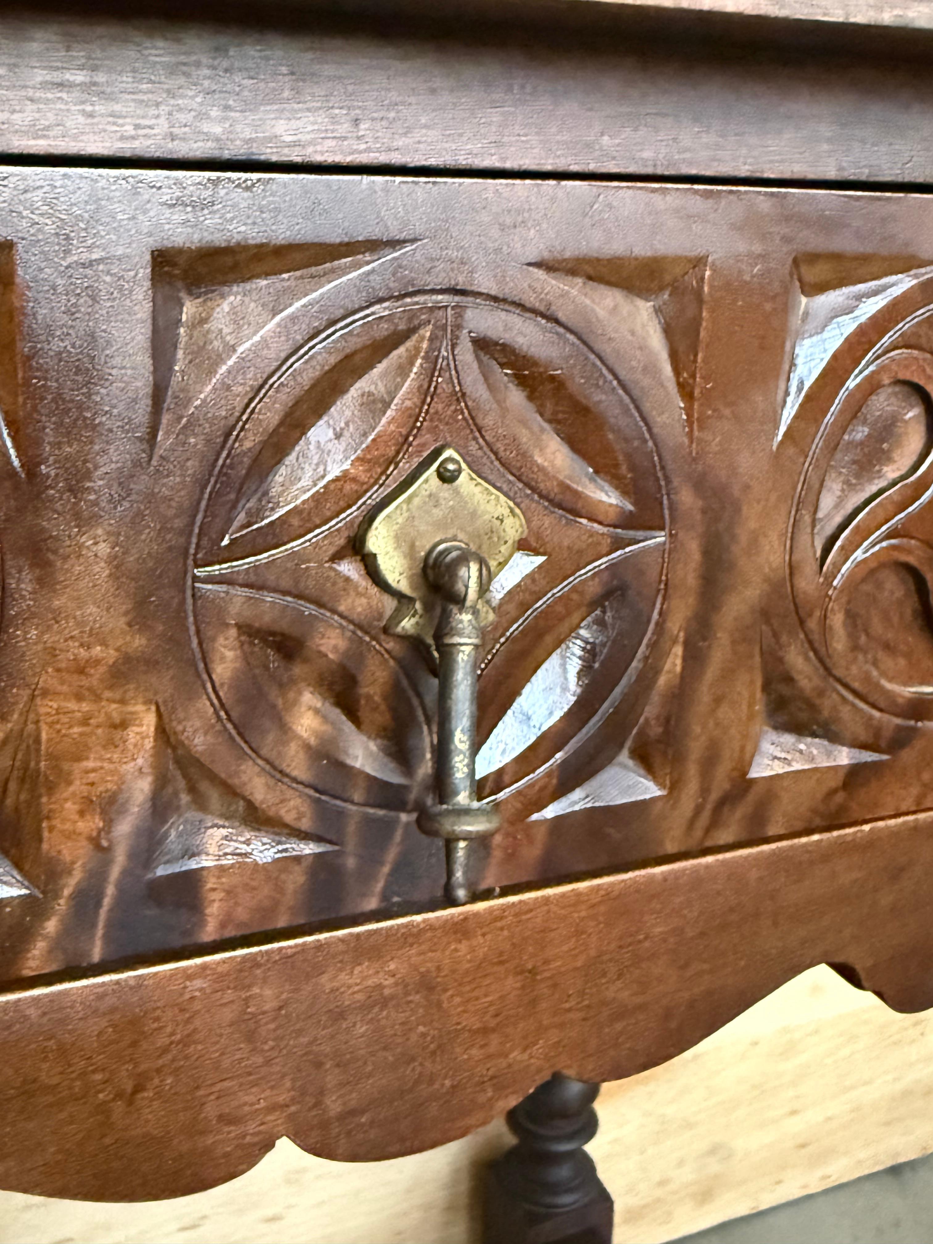 Paire de tables de nuit espagnoles sculptées avec tiroir en vente 4