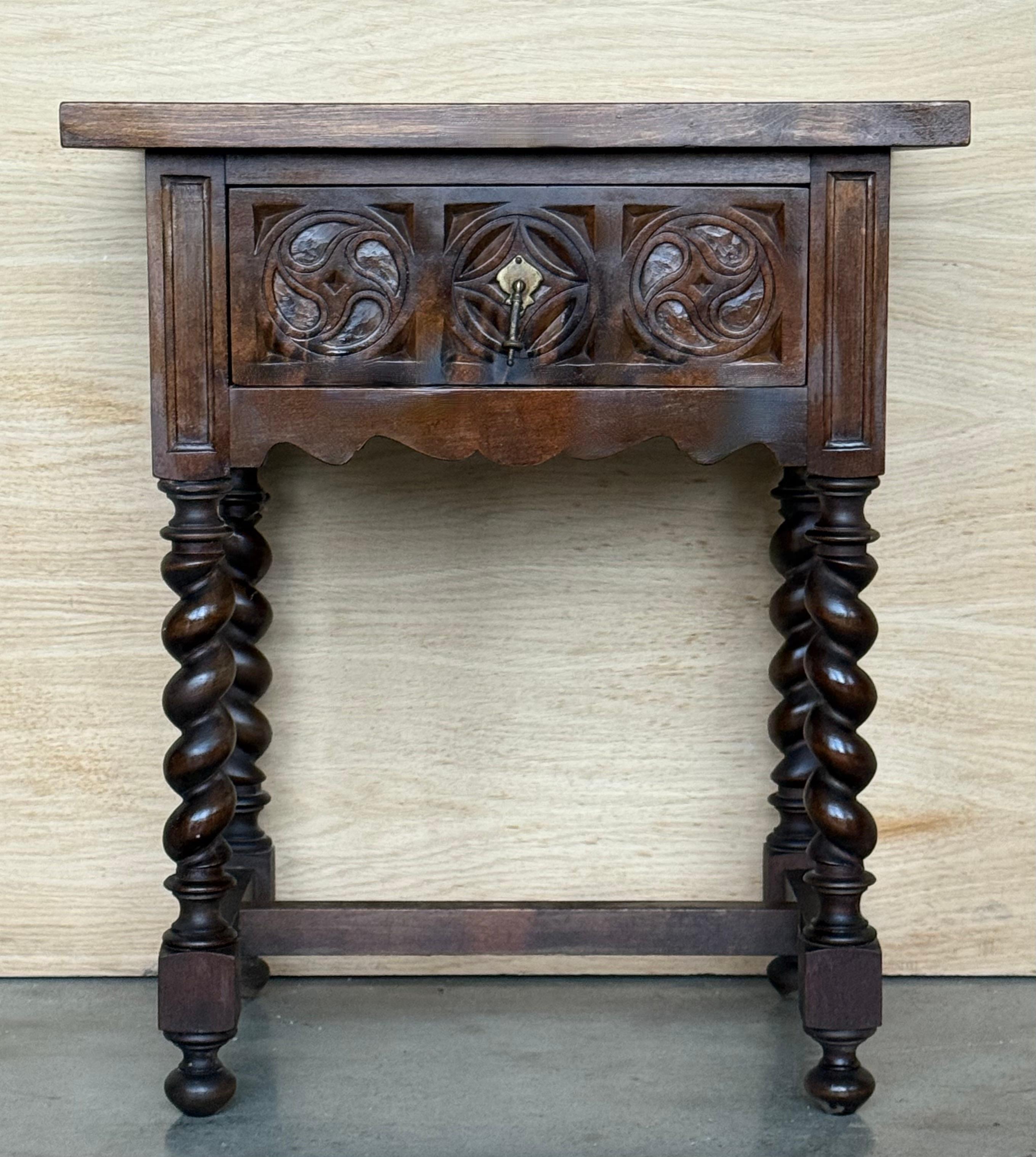 Colonial espagnol Paire de tables de nuit espagnoles sculptées avec tiroir en vente