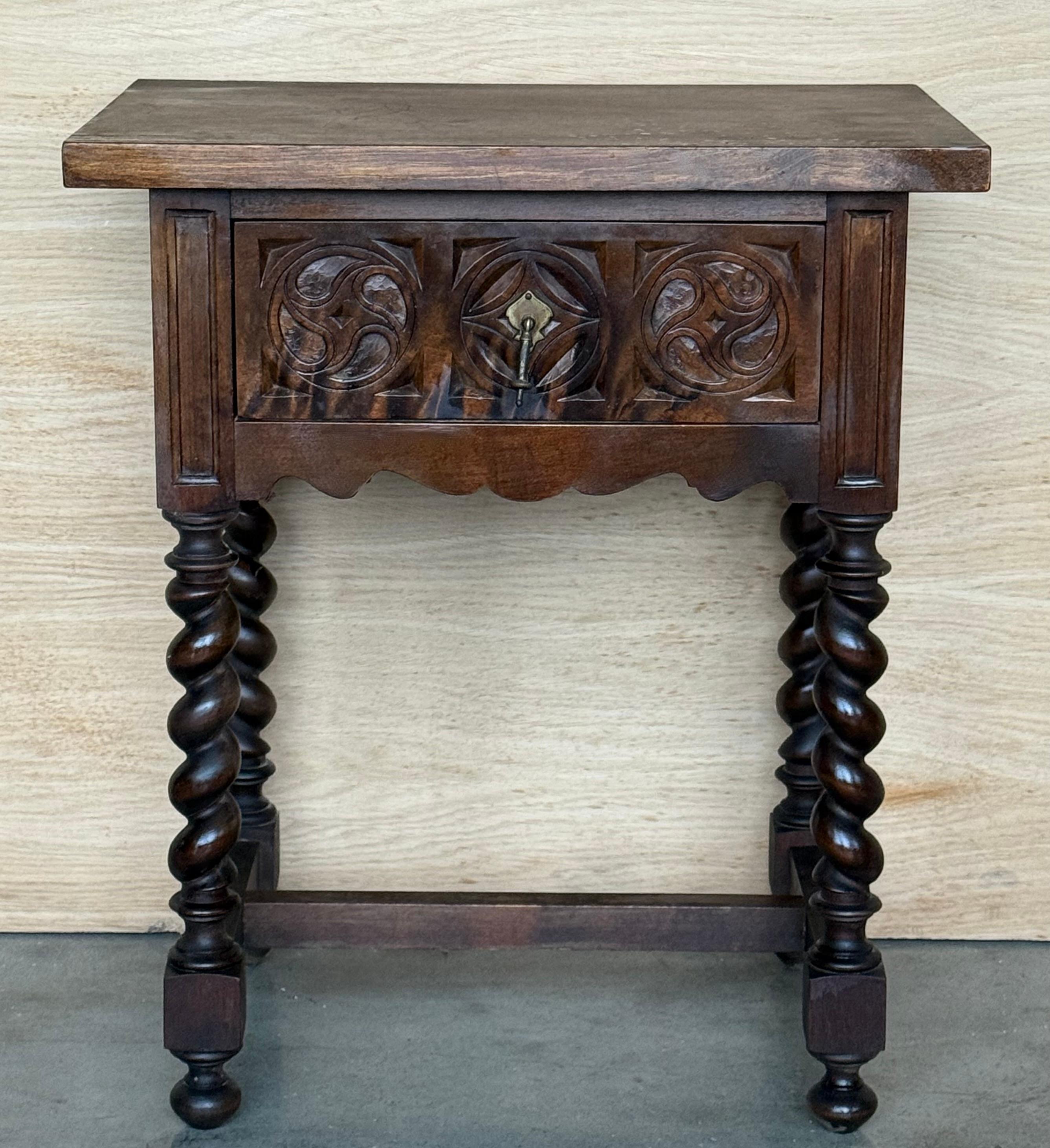 Espagnol Paire de tables de nuit espagnoles sculptées avec tiroir en vente