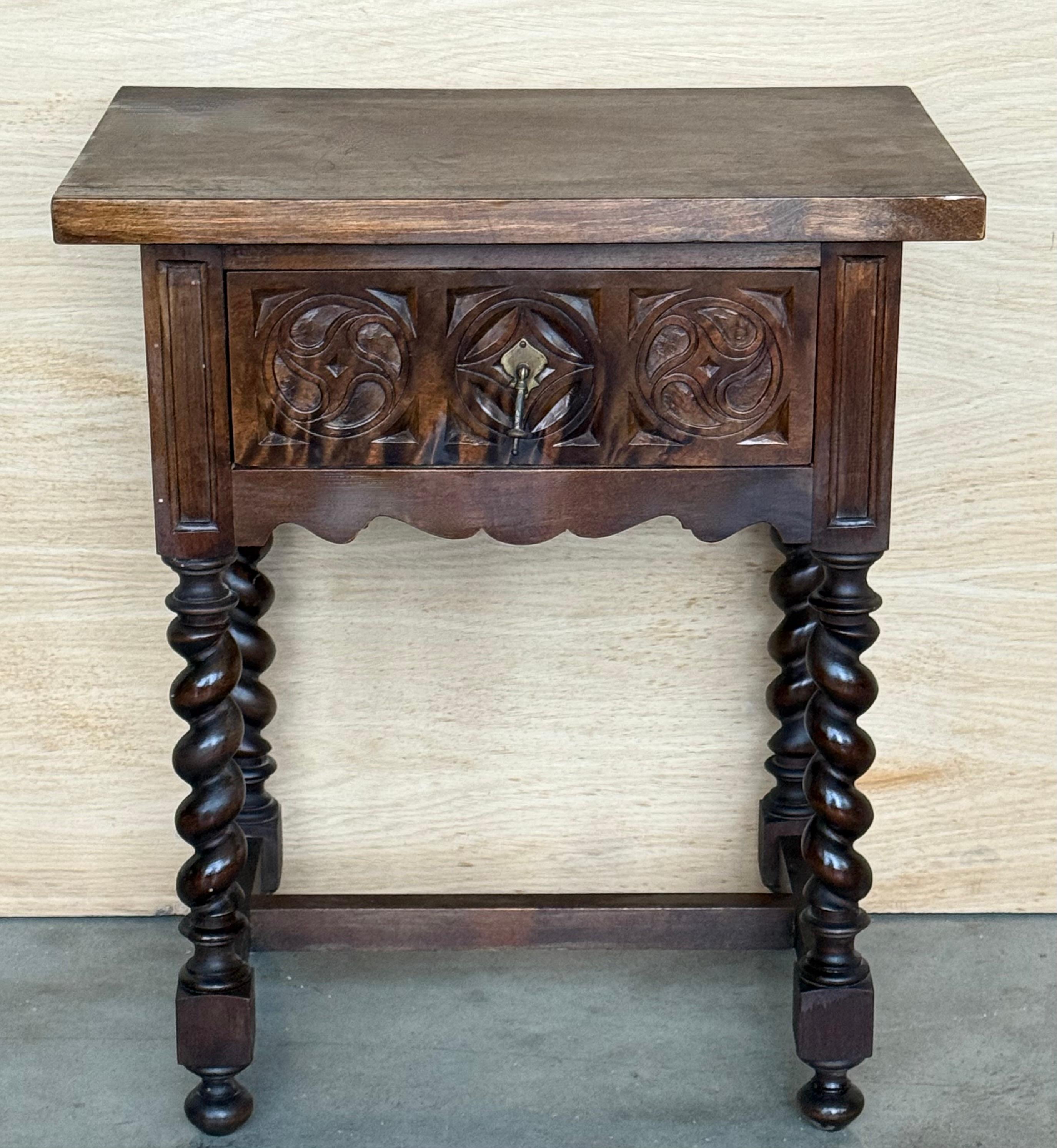 Sculpté à la main Paire de tables de nuit espagnoles sculptées avec tiroir en vente