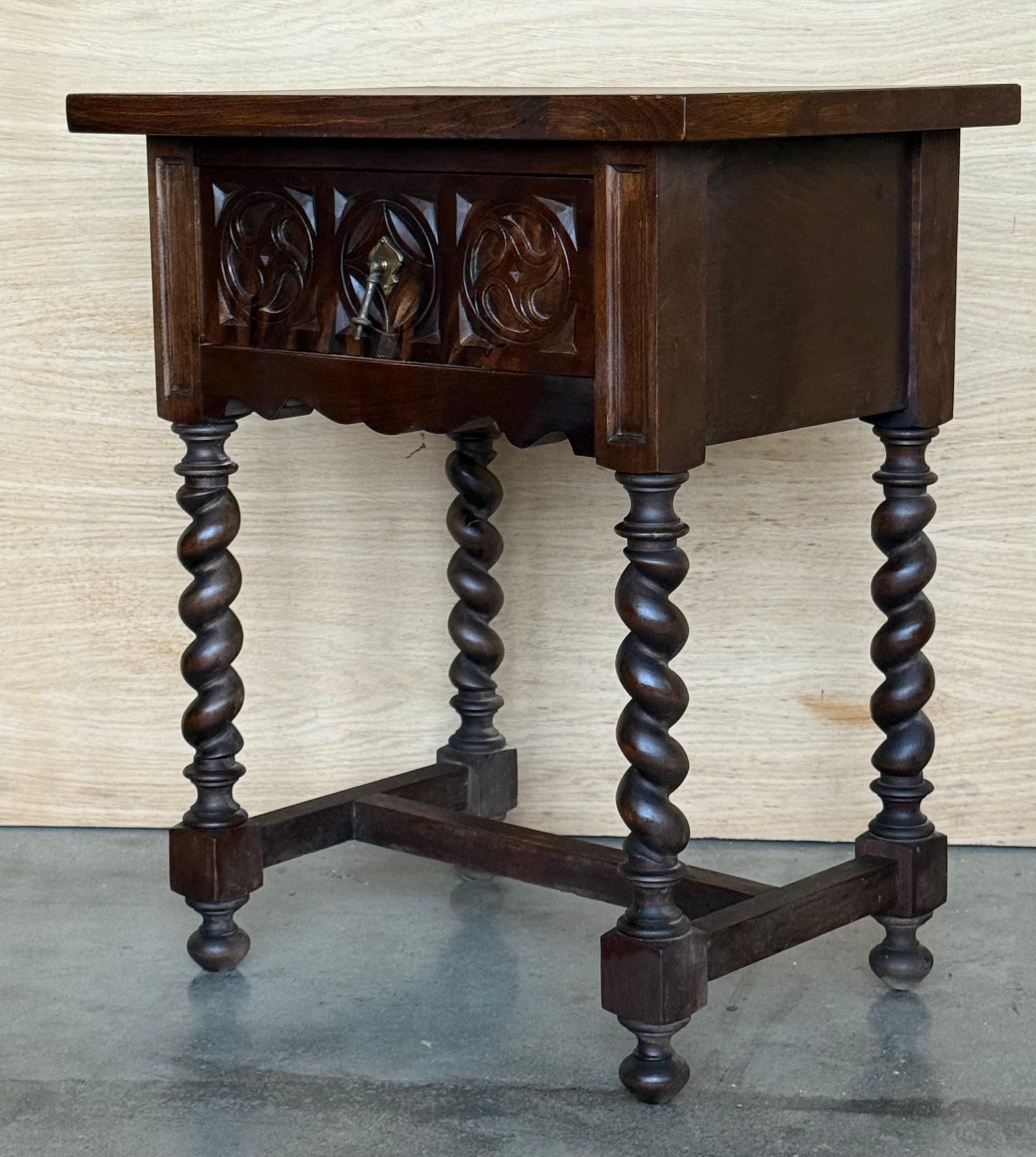 Paire de tables de nuit espagnoles sculptées avec tiroir Bon état - En vente à Miami, FL