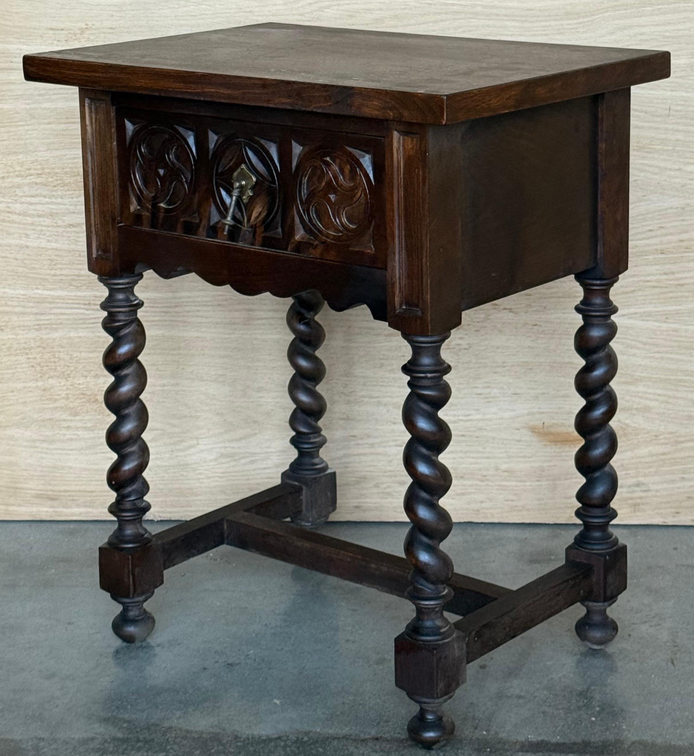 XIXe siècle Paire de tables de nuit espagnoles sculptées avec tiroir en vente