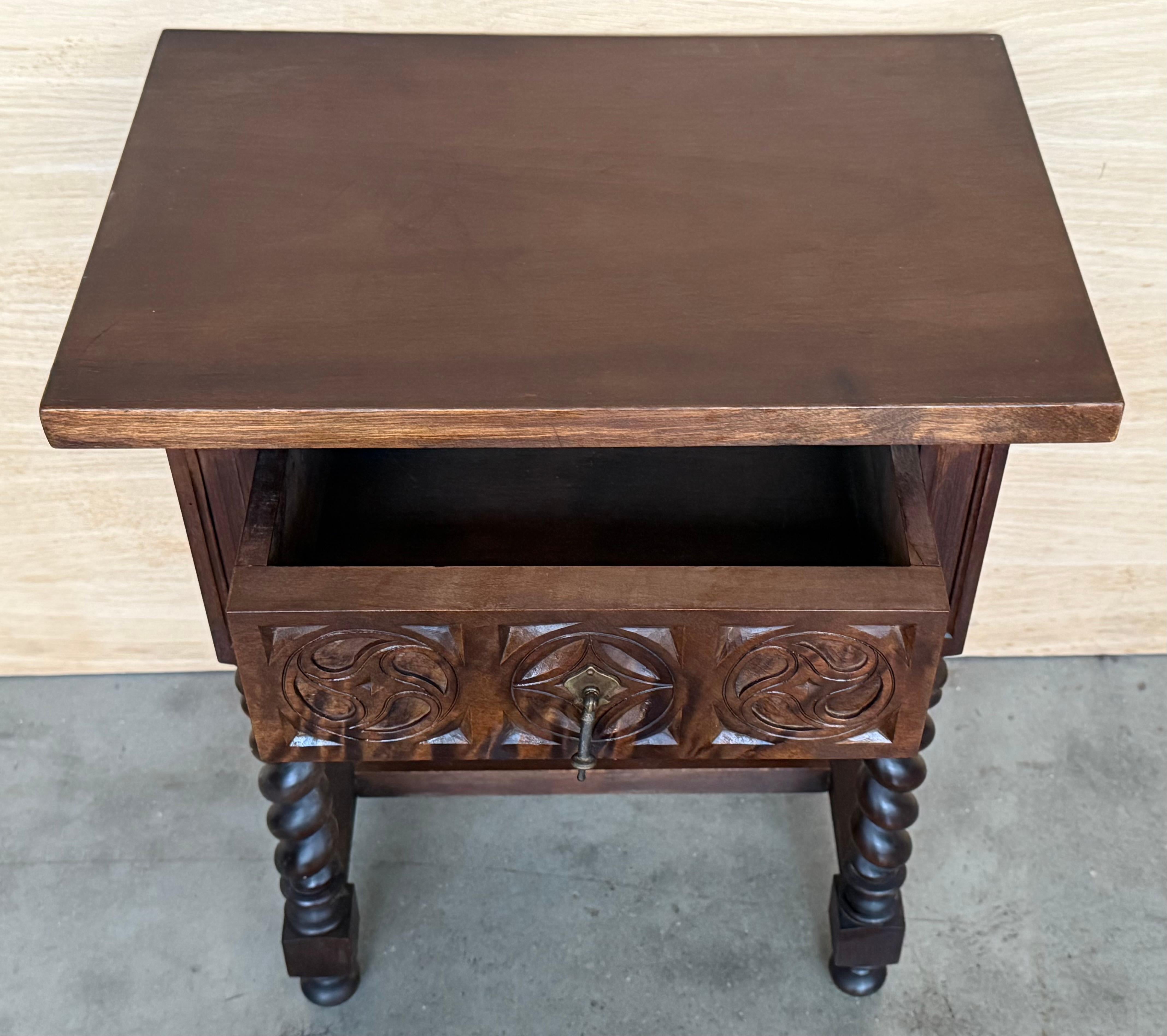 Paire de tables de nuit espagnoles sculptées avec tiroir en vente 1