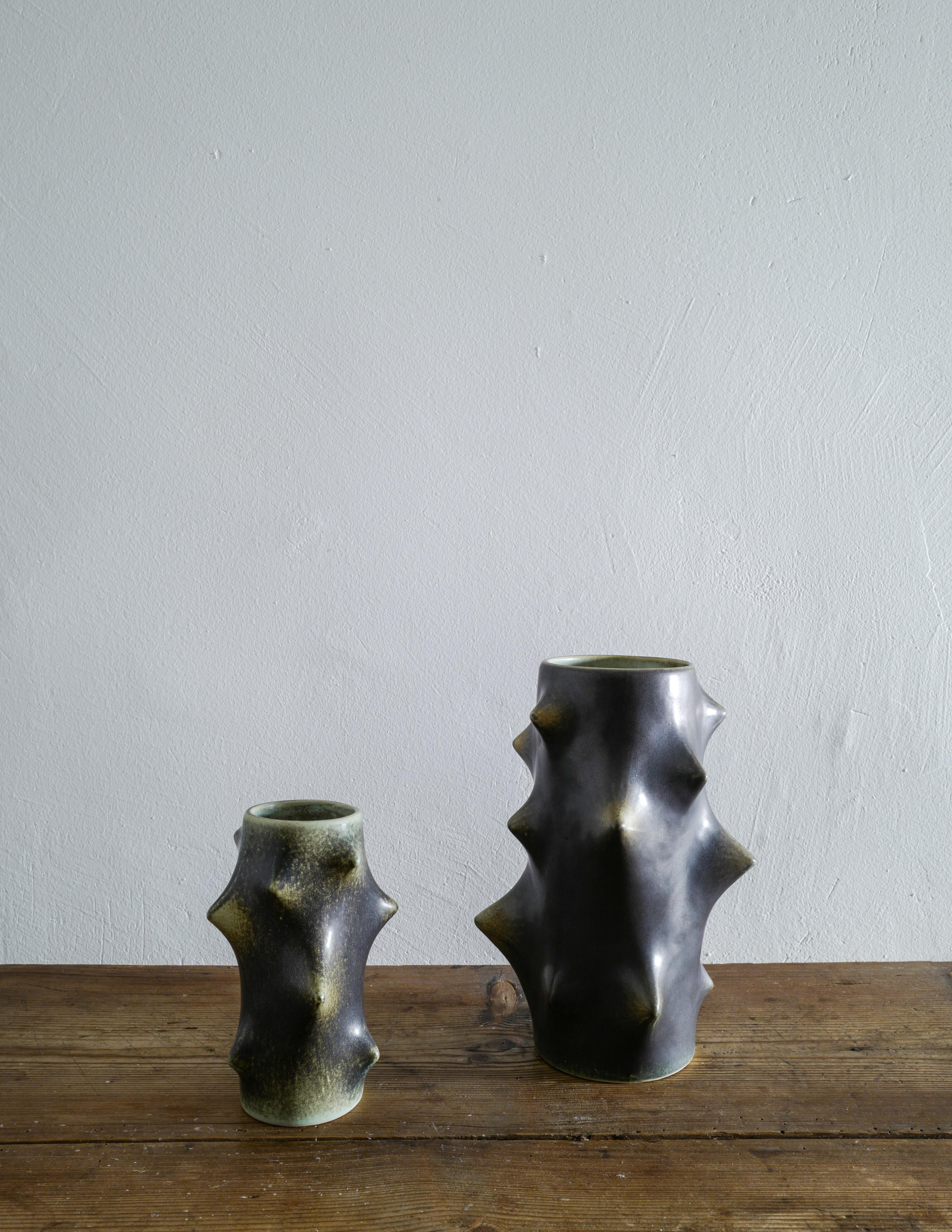 Seltenes Paar Dornenvasen mit dunkelgrüner Glasur, entworfen von Knud Basse und hergestellt von Michael Andersen, Dänemark. Beide Vasen sind in gutem Vintage-Zustand mit kleinen Gebrauchsspuren und signiert / markiert am Boden. 

Abmessungen: