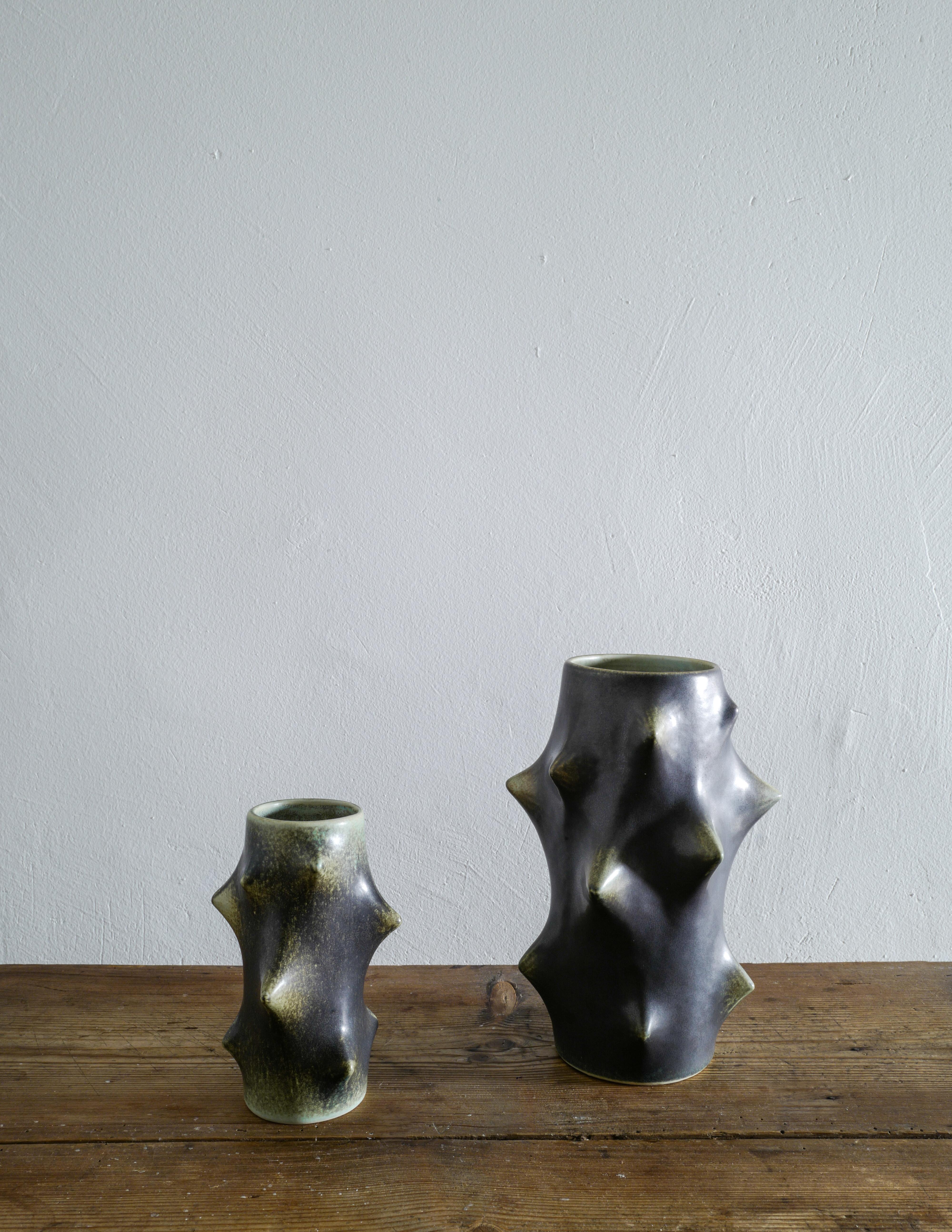 Paar dunkelgrüne Knud Basse Thorn-Vasen, hergestellt von Michael Andersen, Dänemark (Skandinavische Moderne) im Angebot