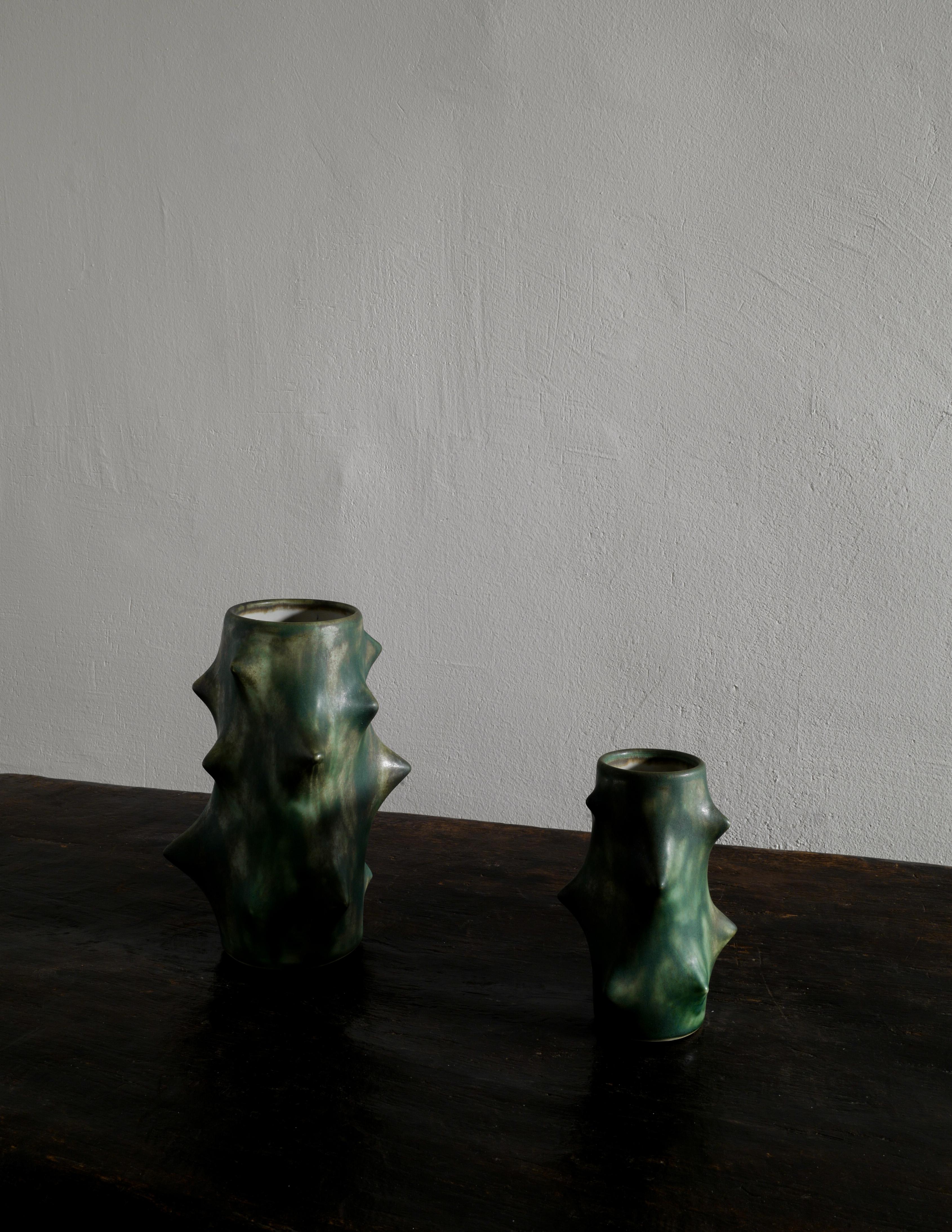 Scandinave moderne Paire de vases Knud Basse Thorn vert foncé Produits par Michael Andersen, Danemark en vente