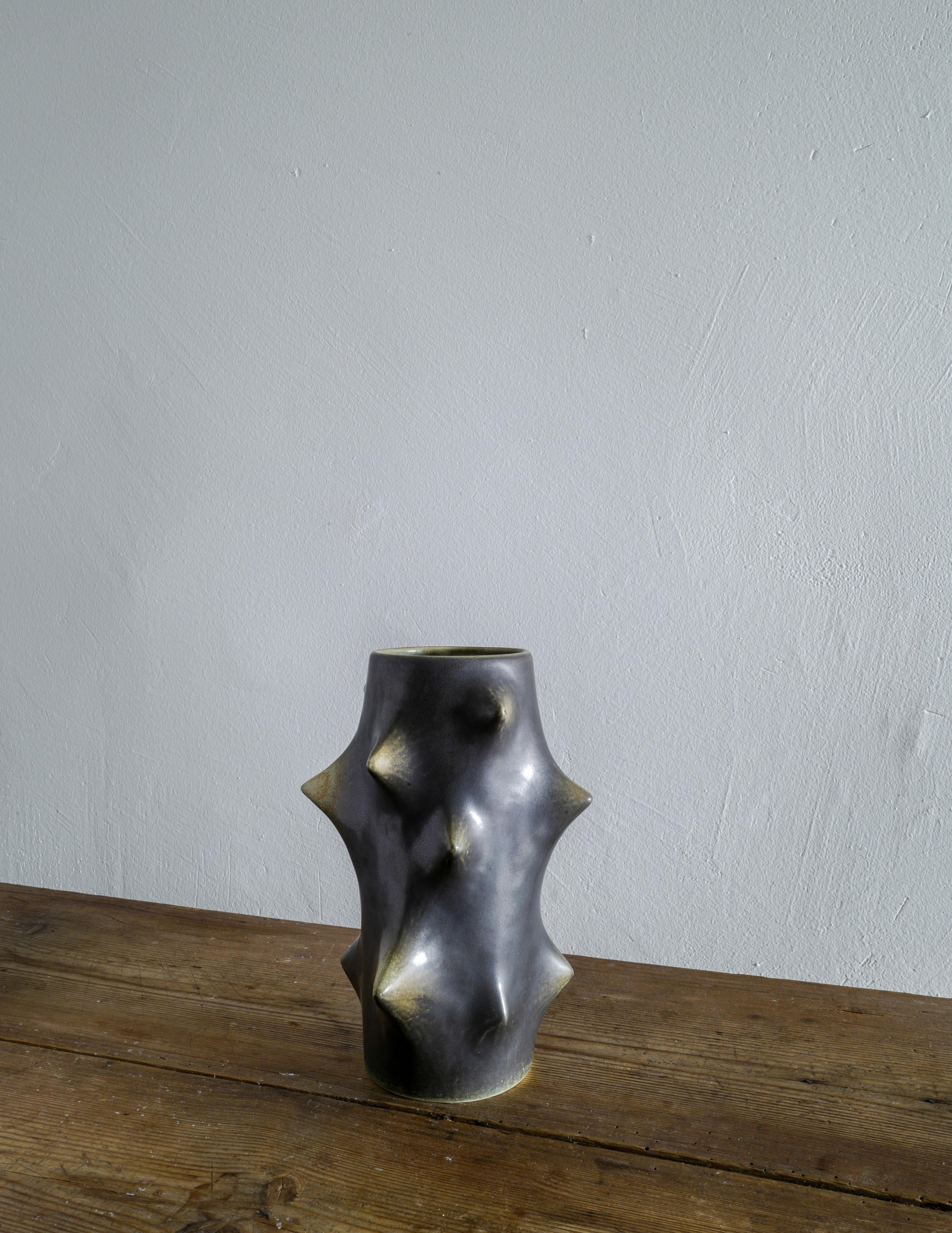 Paar dunkelgrüne Knud Basse Thorn-Vasen, hergestellt von Michael Andersen, Dänemark (Dänisch) im Angebot