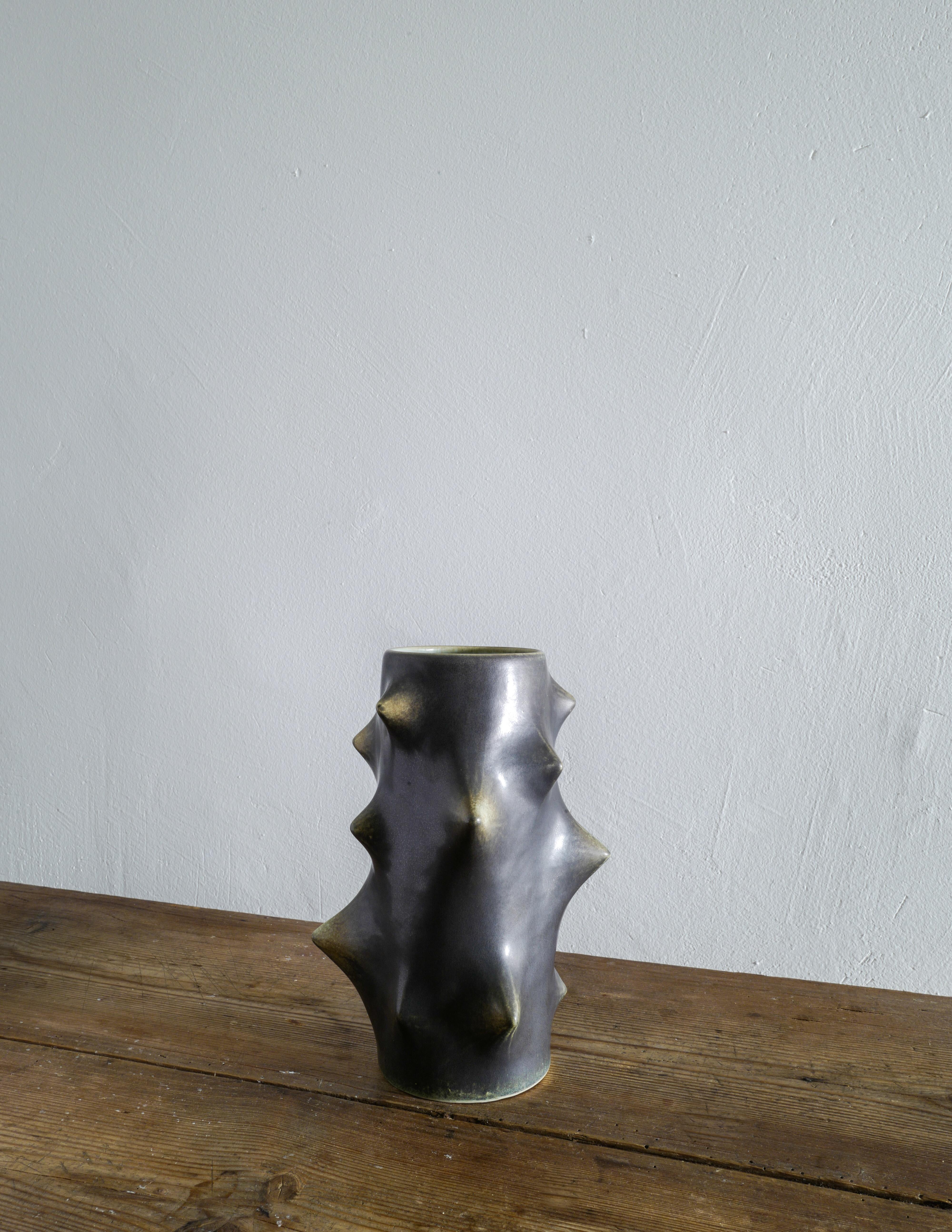 Paar dunkelgrüne Knud Basse Thorn-Vasen, hergestellt von Michael Andersen, Dänemark im Zustand „Gut“ im Angebot in Stockholm, SE